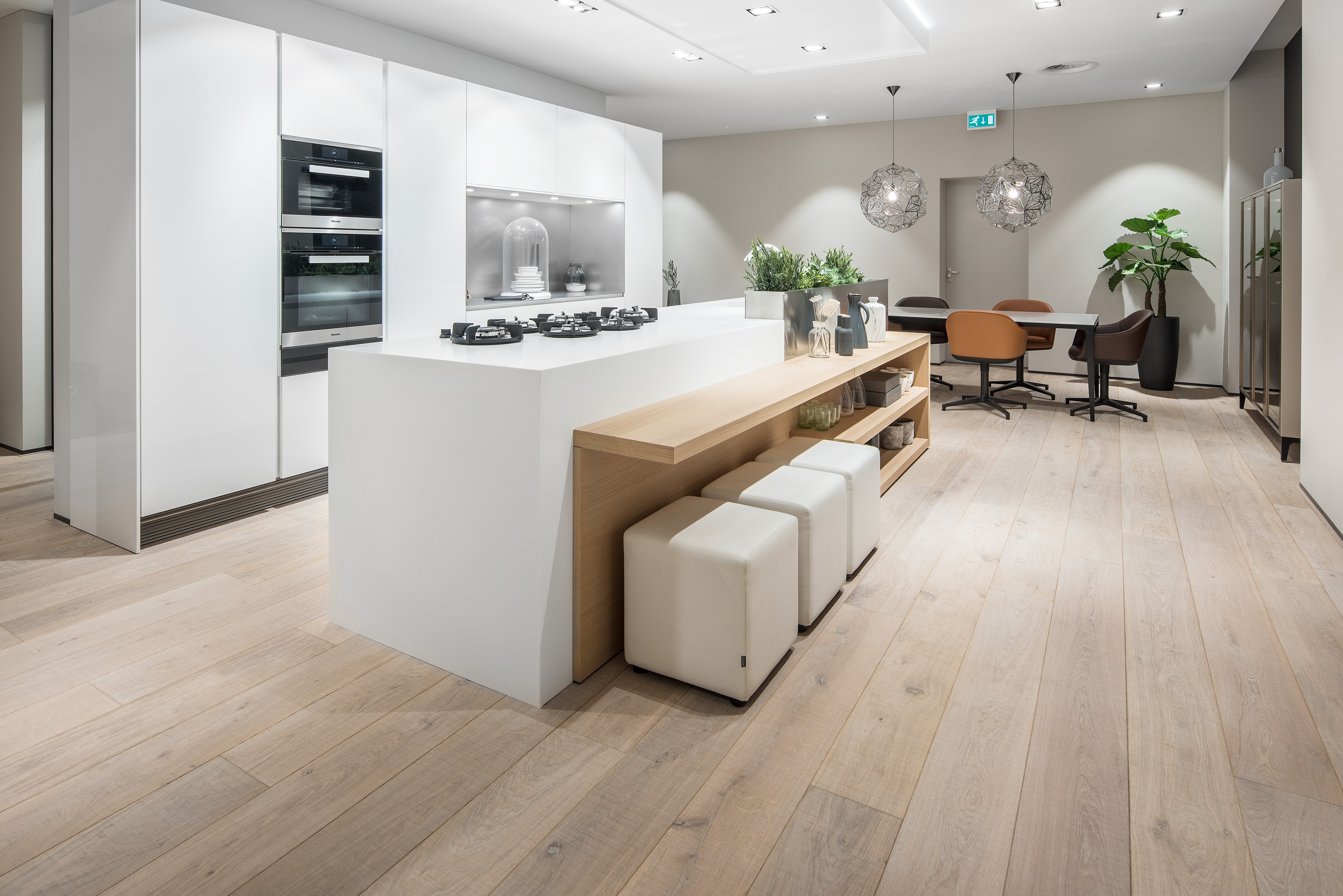 荷兰厨房展示厅的白色细锯橡木地板设计-1