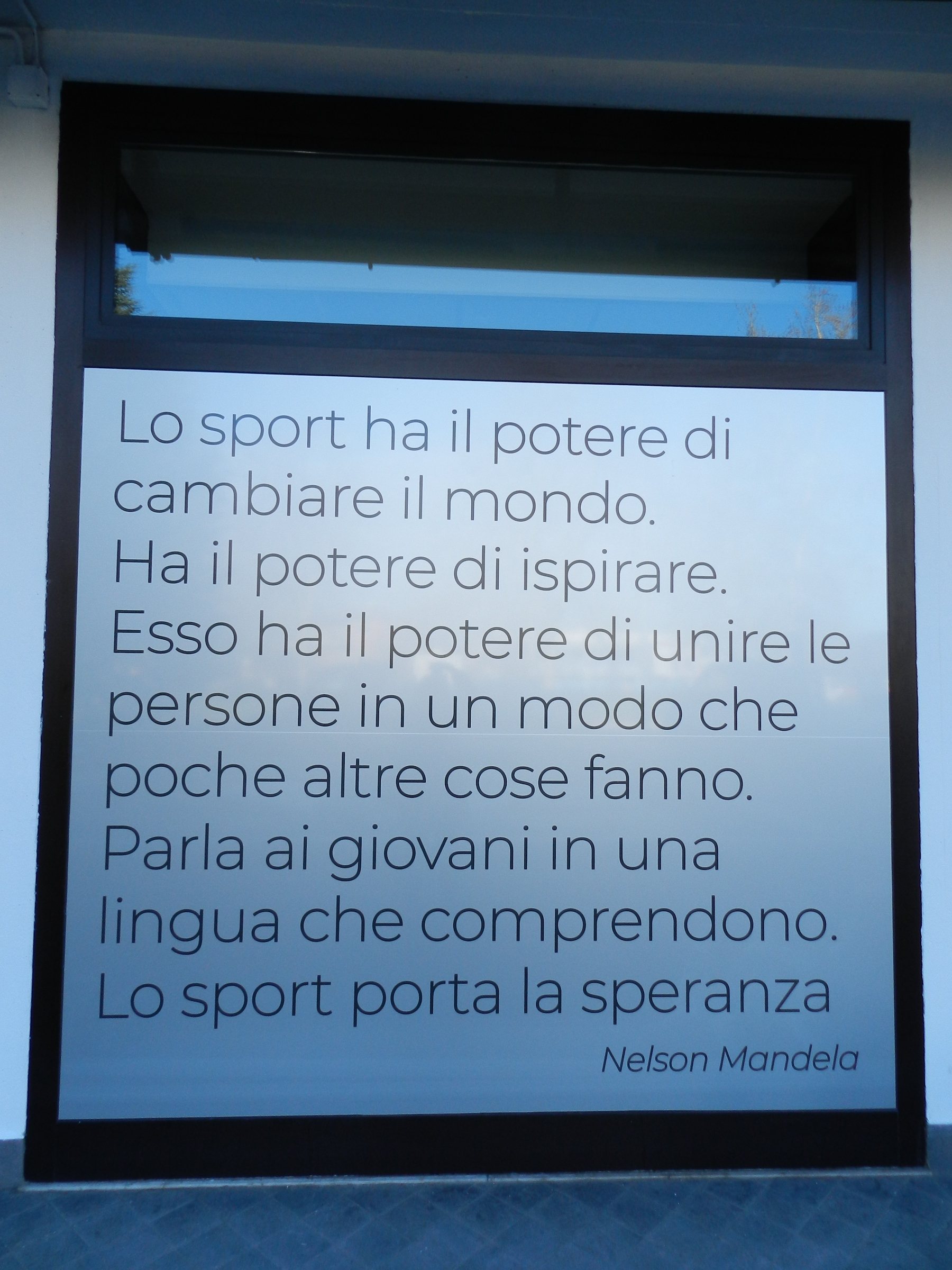 运动服饰专卖店设计-11