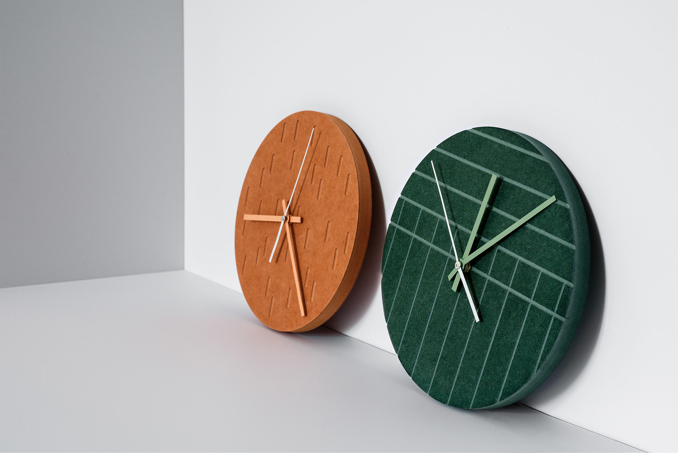 蒙特利尔设计者打造独特 Groove Wall Clocks-6