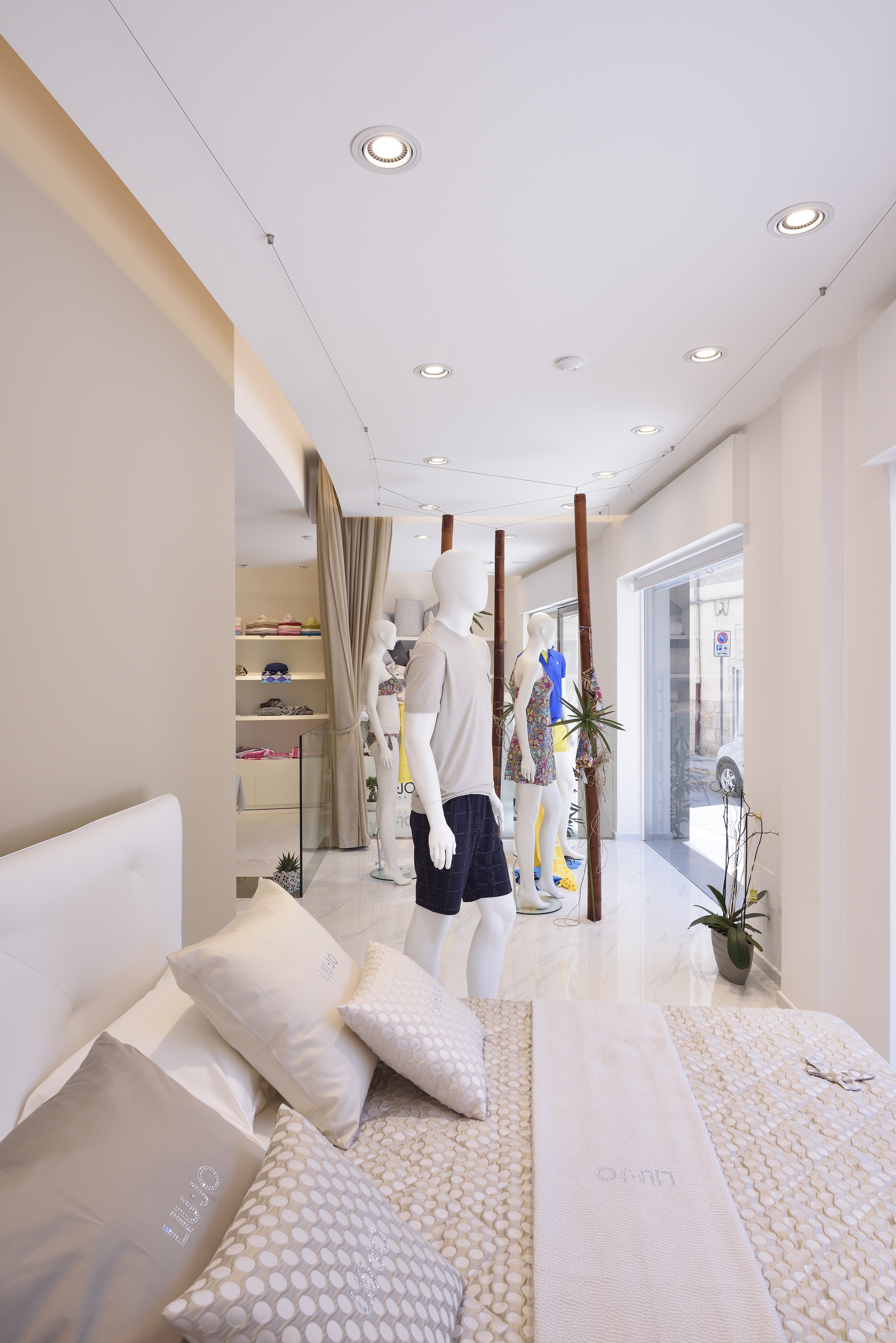 LUCIANA LEONETTI 时尚展示空间-3