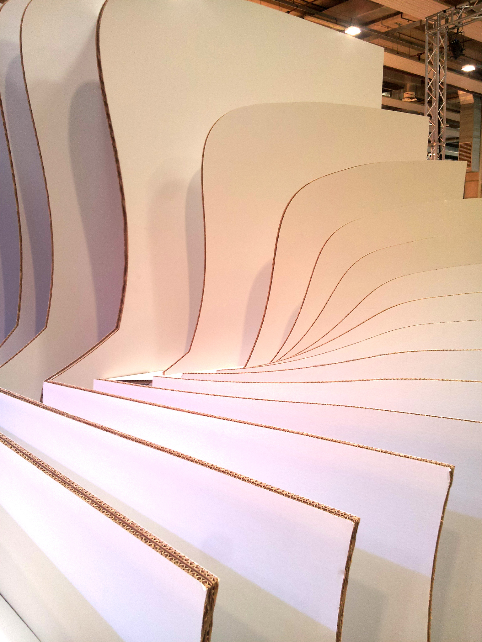 纸品公司打造优雅“纸”酒店式展台-4