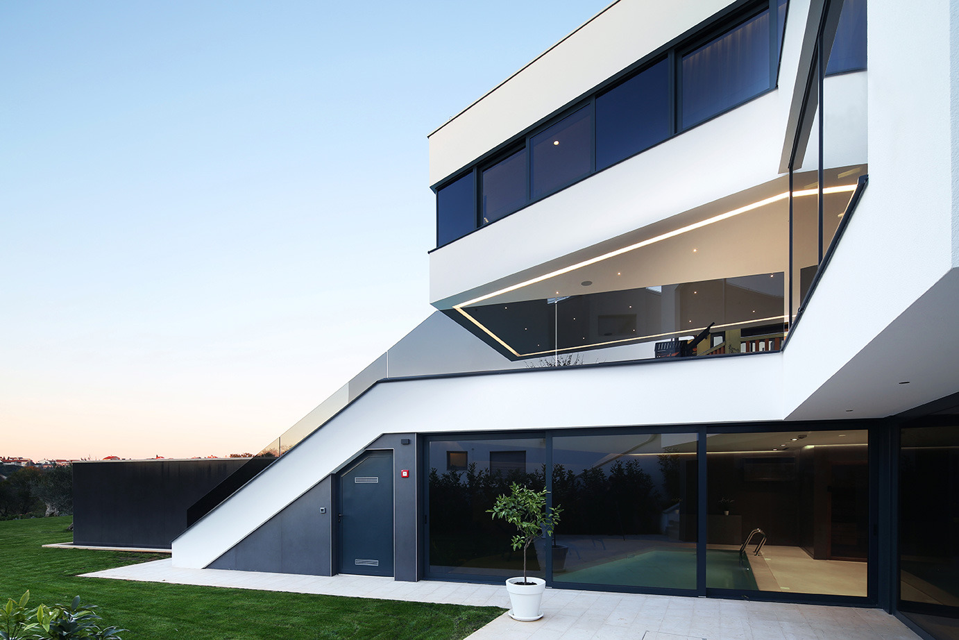 Villa Lucy | 简约时尚的海滨别墅设计-0