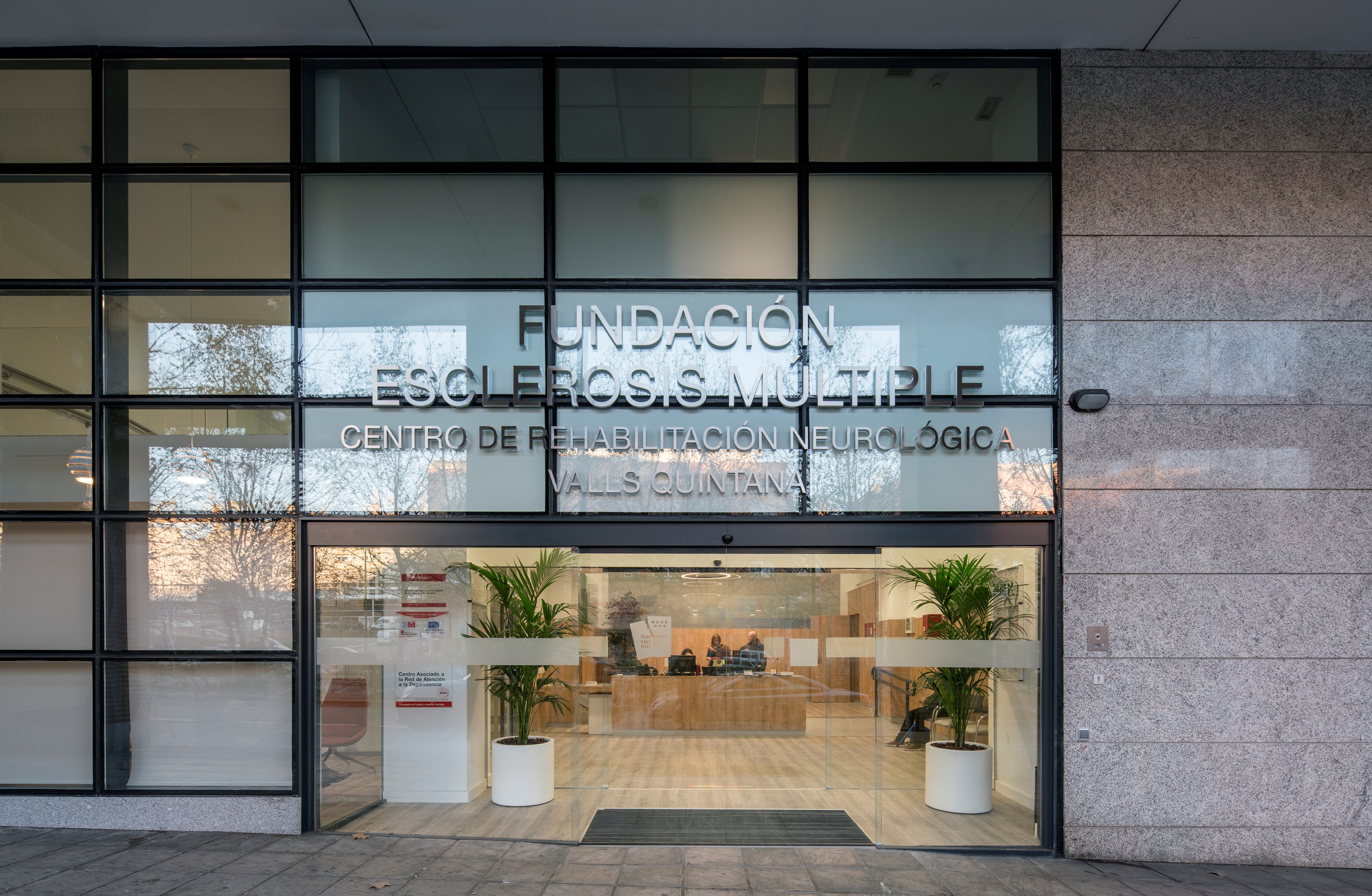 多功能康复中心 · 融入景观的城市医疗空间-1