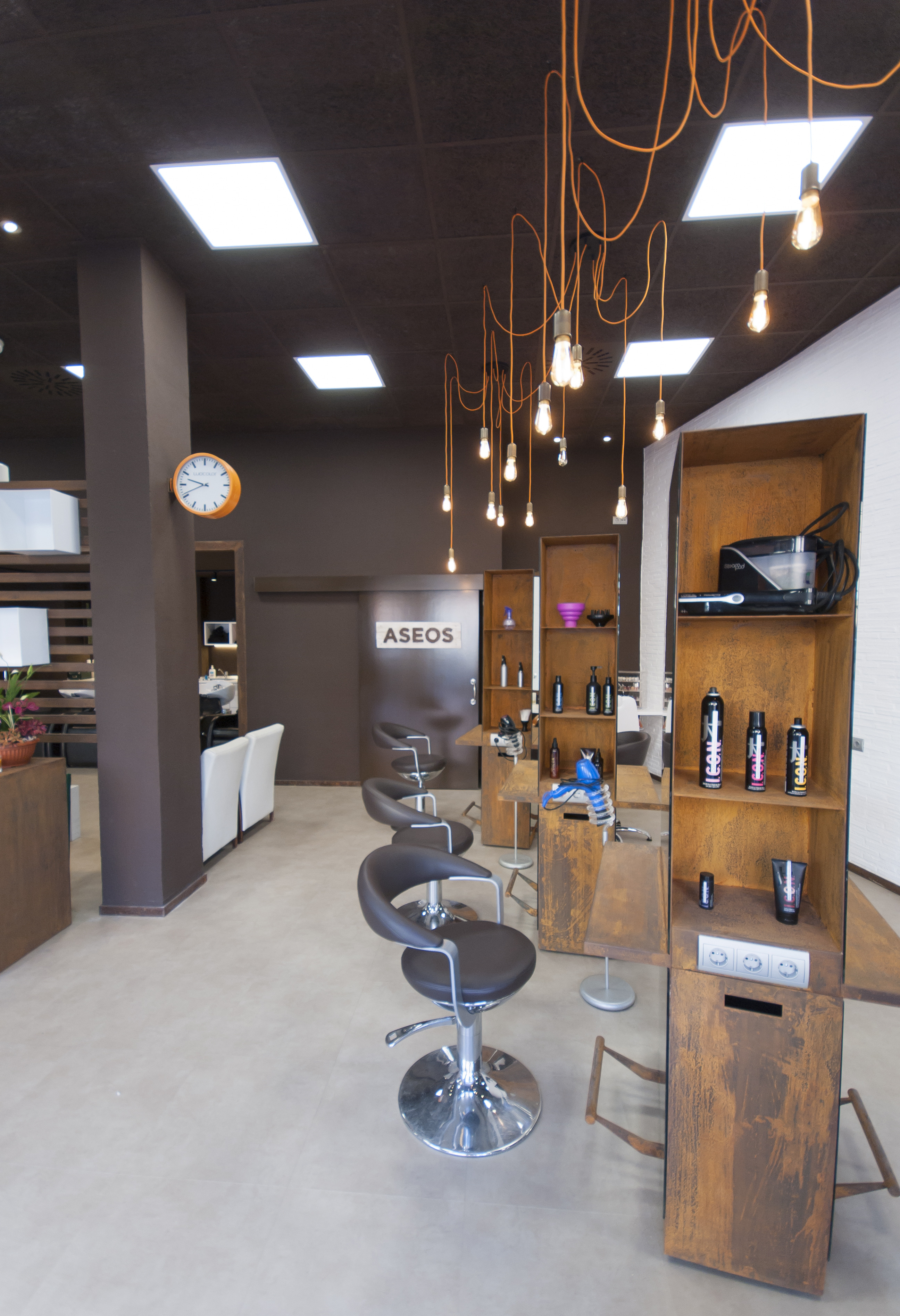 钢制装饰的 Sandra Soler 发廊设计-10