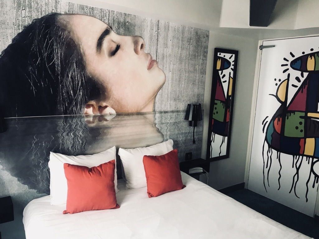 法式海滨酒店"Le Bord'O"的街头艺术风格室内设计-9