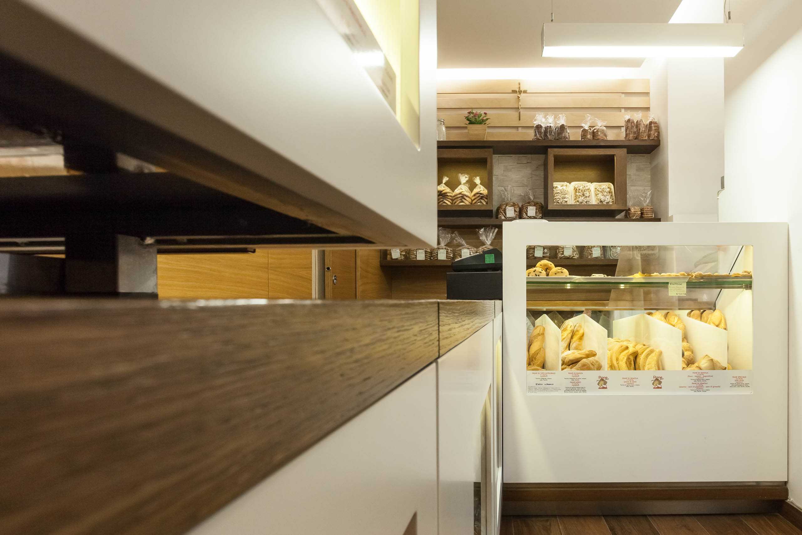 历史古城中的现代面包店-8