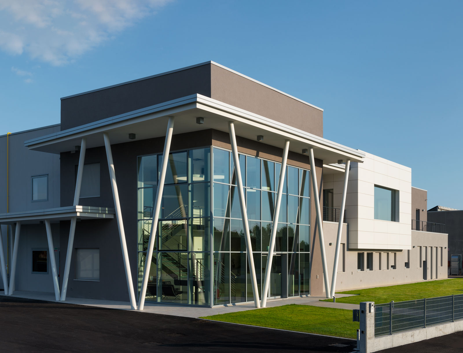 2019 年完工的工业建筑办公楼设计-5