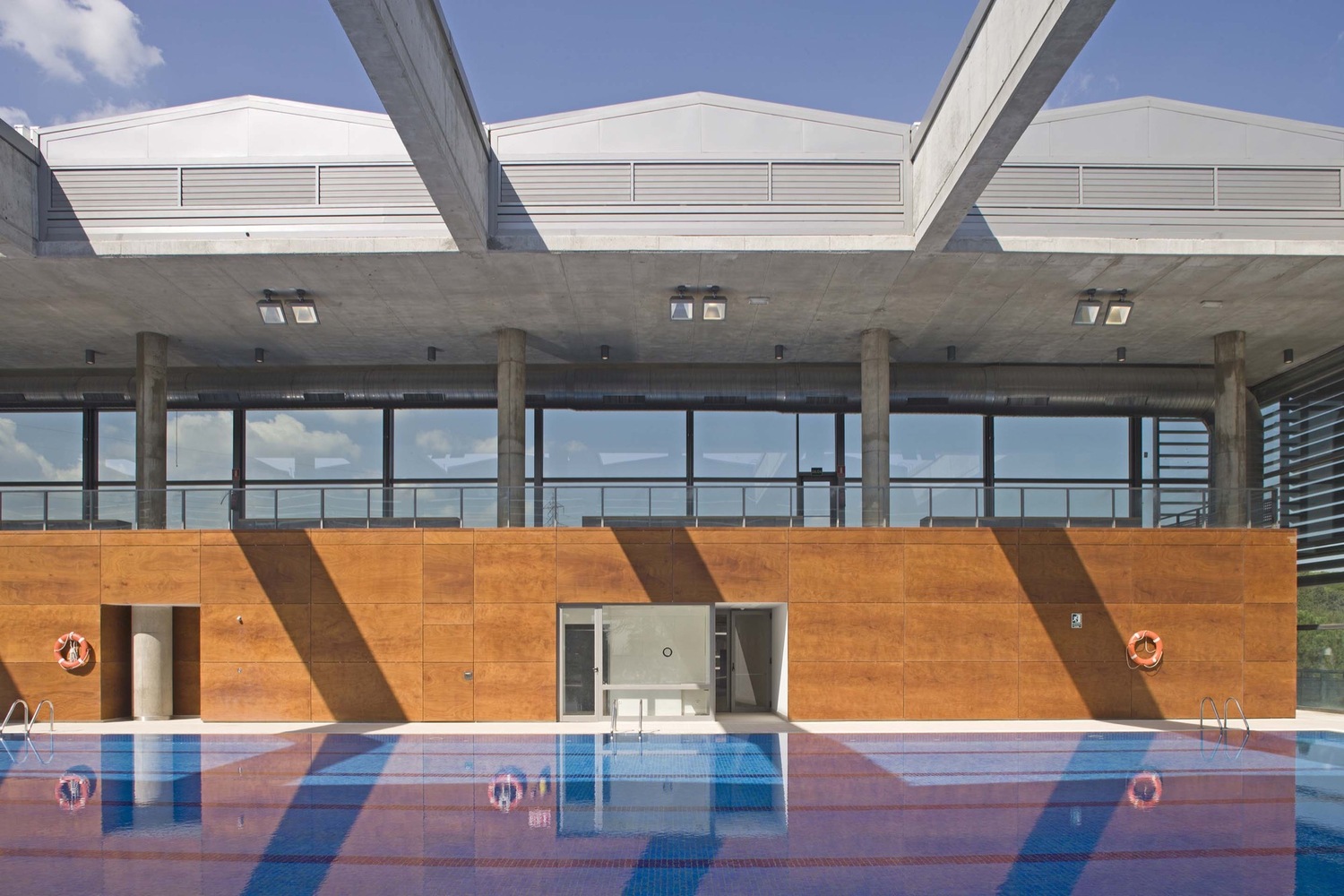 创新翻新体育设施,融入自然美景-50