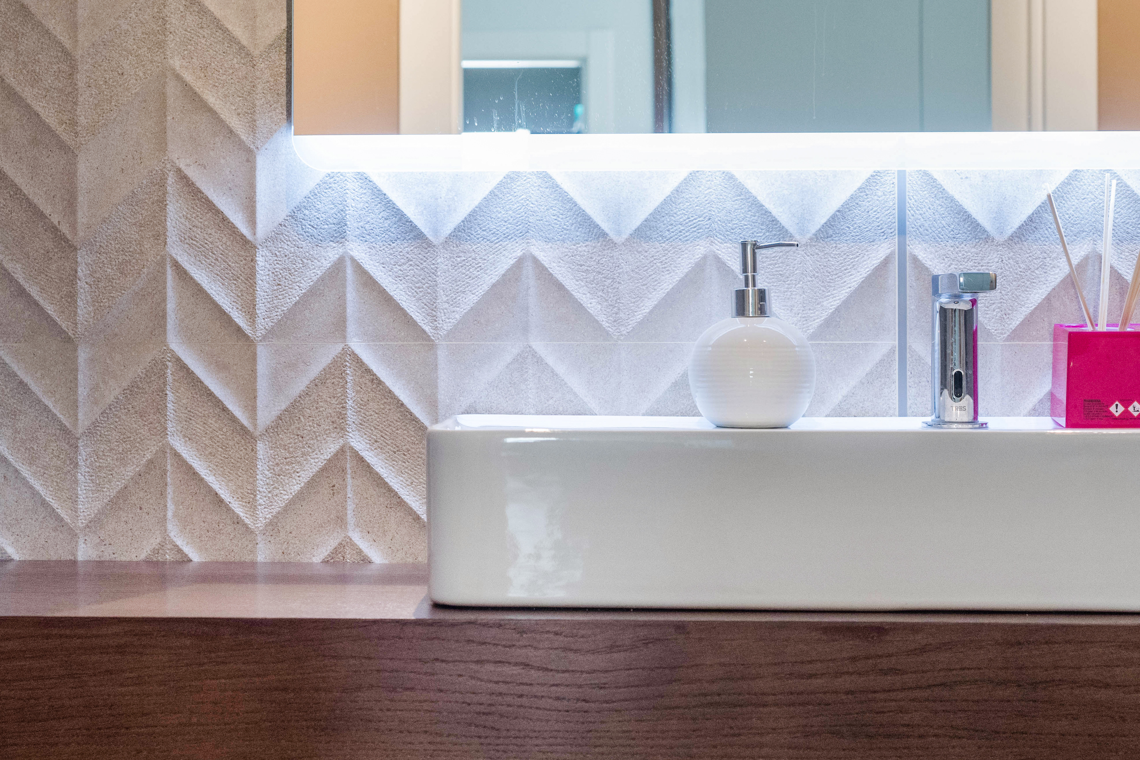 "白色调与高科技材料打造舒适医疗环境"-8