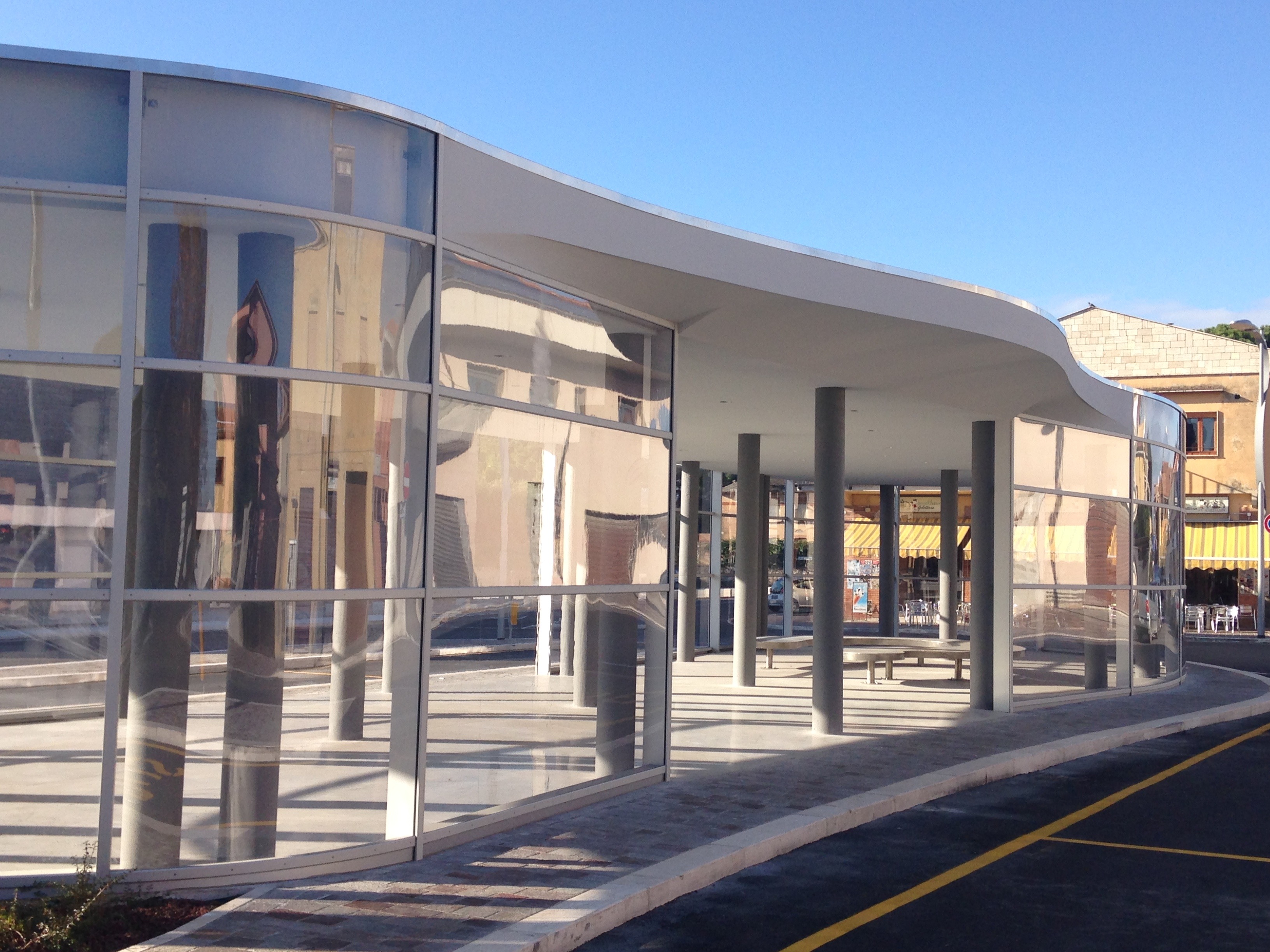 2015 年完工的意大利公共汽车站设计-4