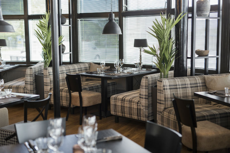 芬兰最大游艇码头餐厅翻新，打造年轻时尚的海鲜牛排馆-8