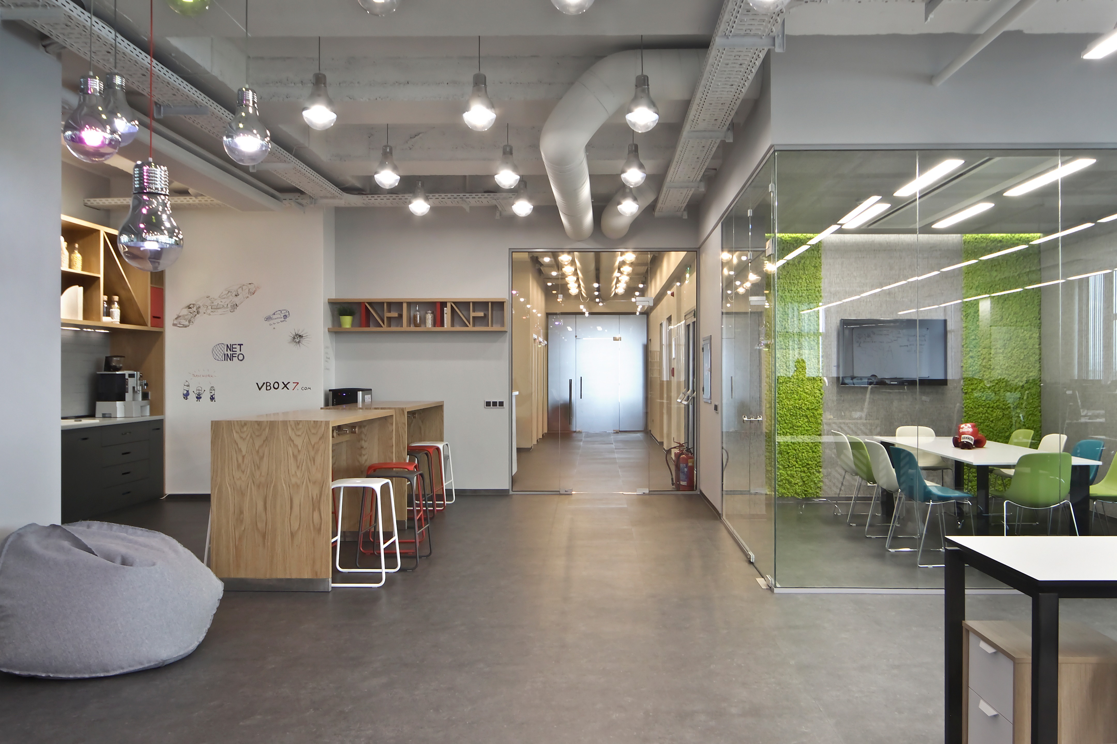 融合科技与复古的现代办公室设计-21