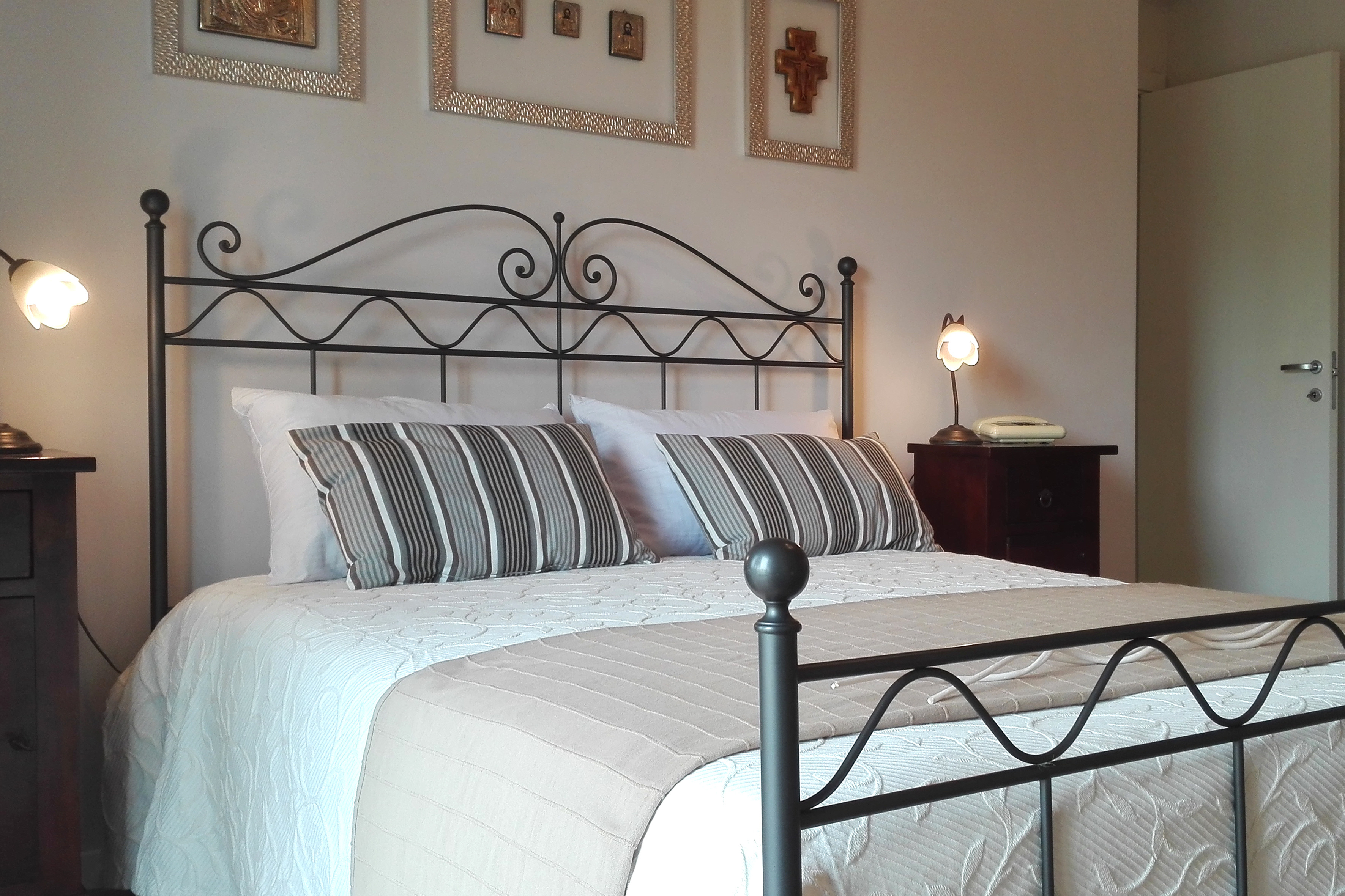 绿色山丘中的家庭住宅 T-33