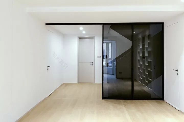 黑色调玻璃隔断打造现代复式公寓-9