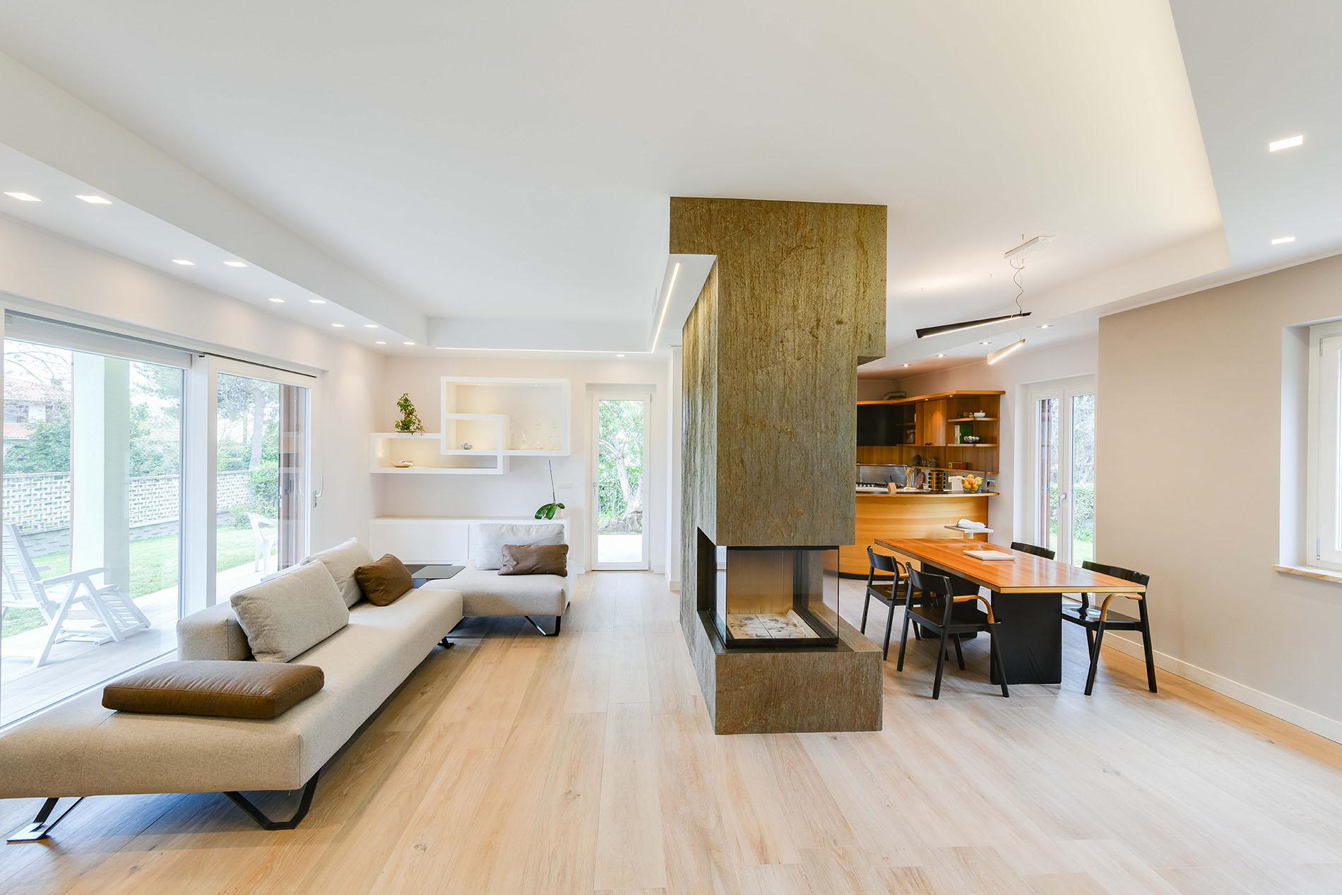 自然呼吸的罗马别墅 | 和谐色调与功能建筑的完美结合-0