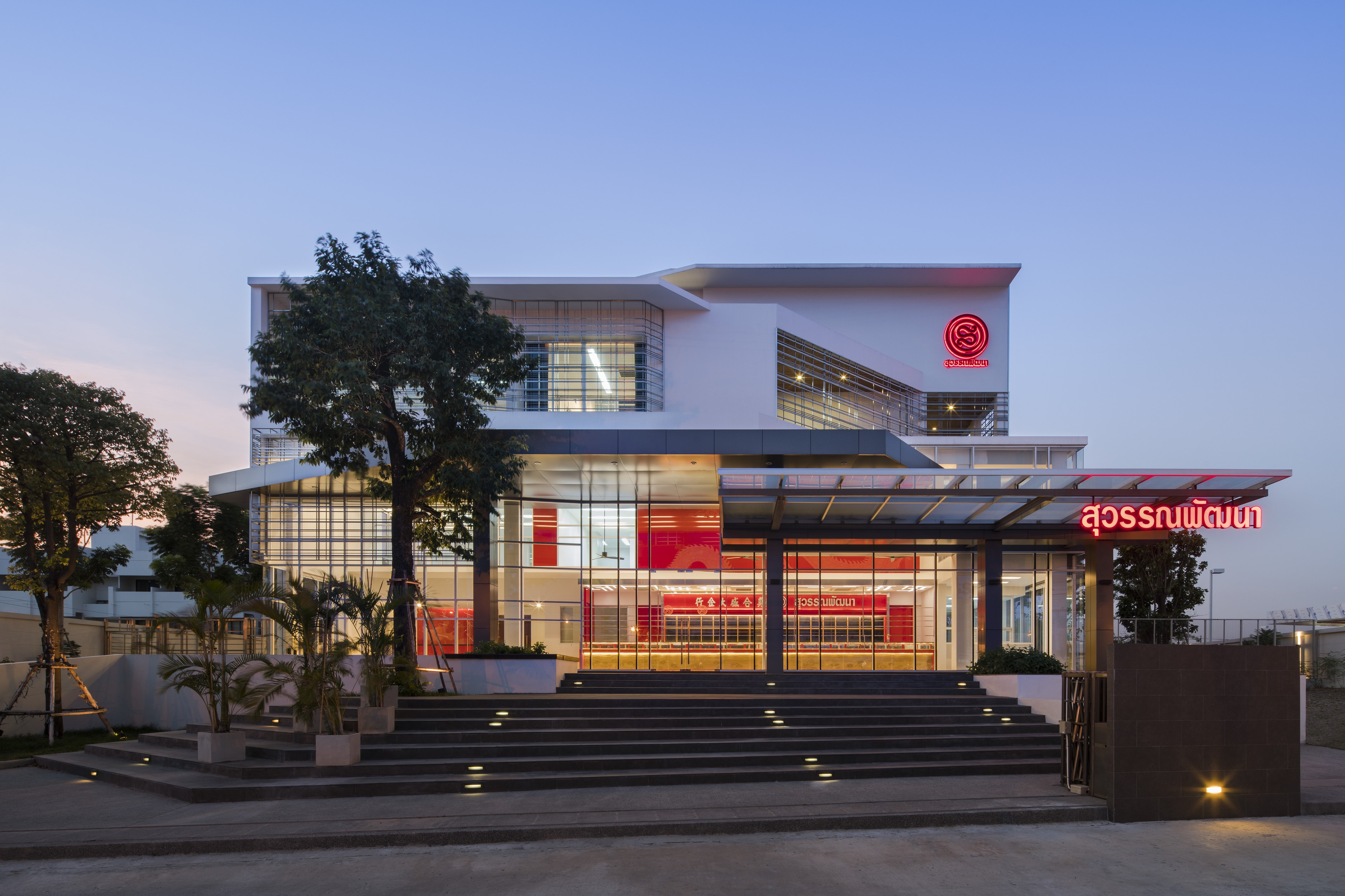 泰国曼谷 Pathumthani 金店 | 红金相映,现代与传统的完美融合-2