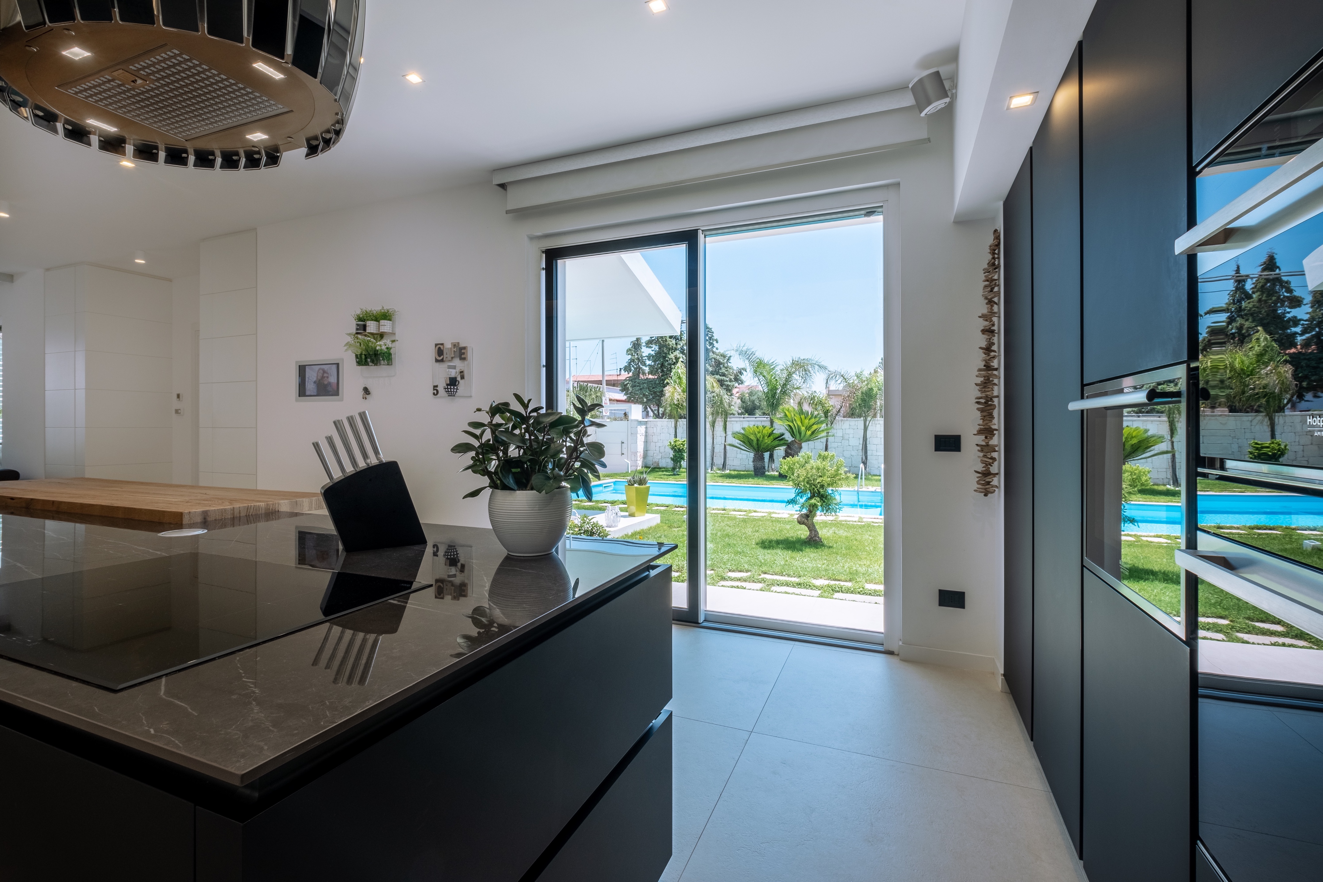 意大利普利亚海景别墅，现代风格与自然融合-11