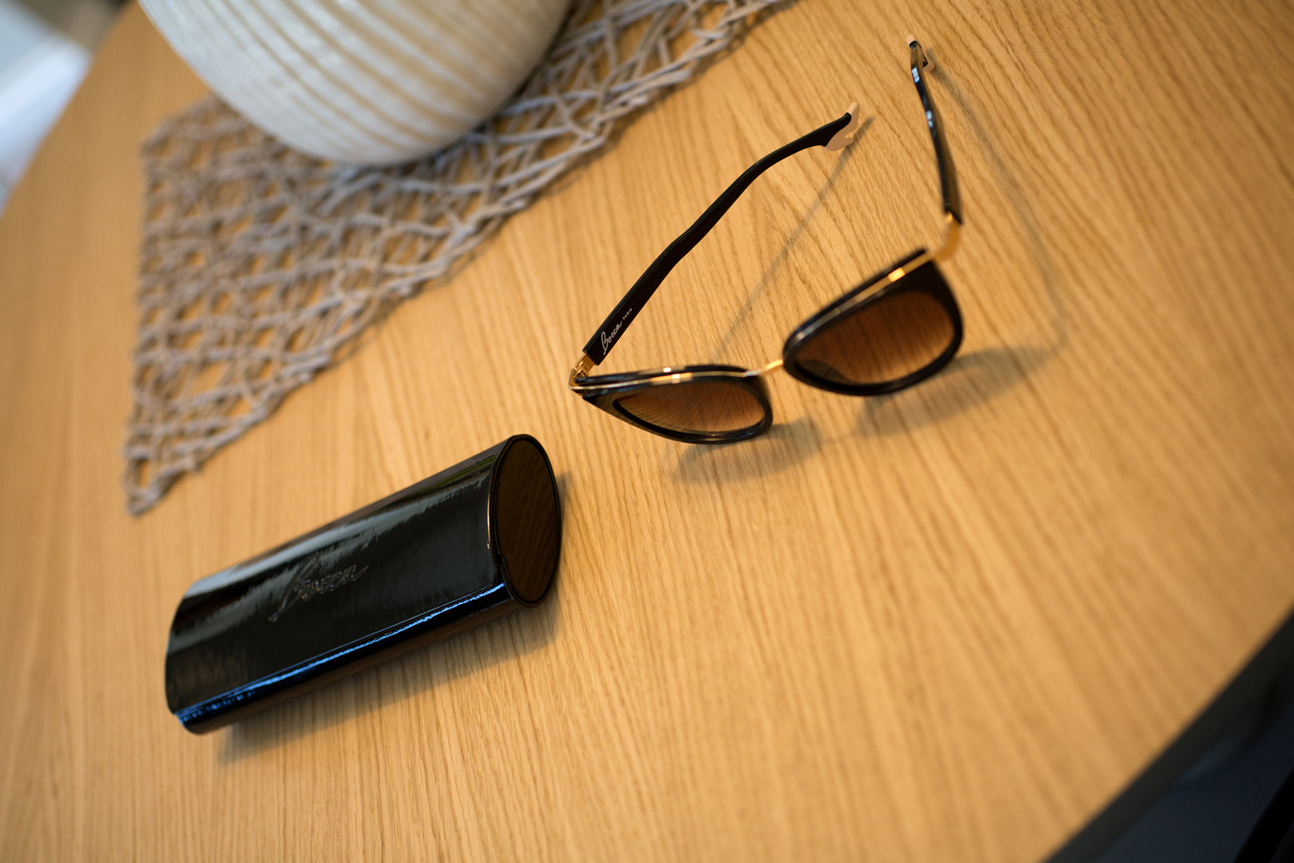 经典与现代共融的眼镜店设计-11