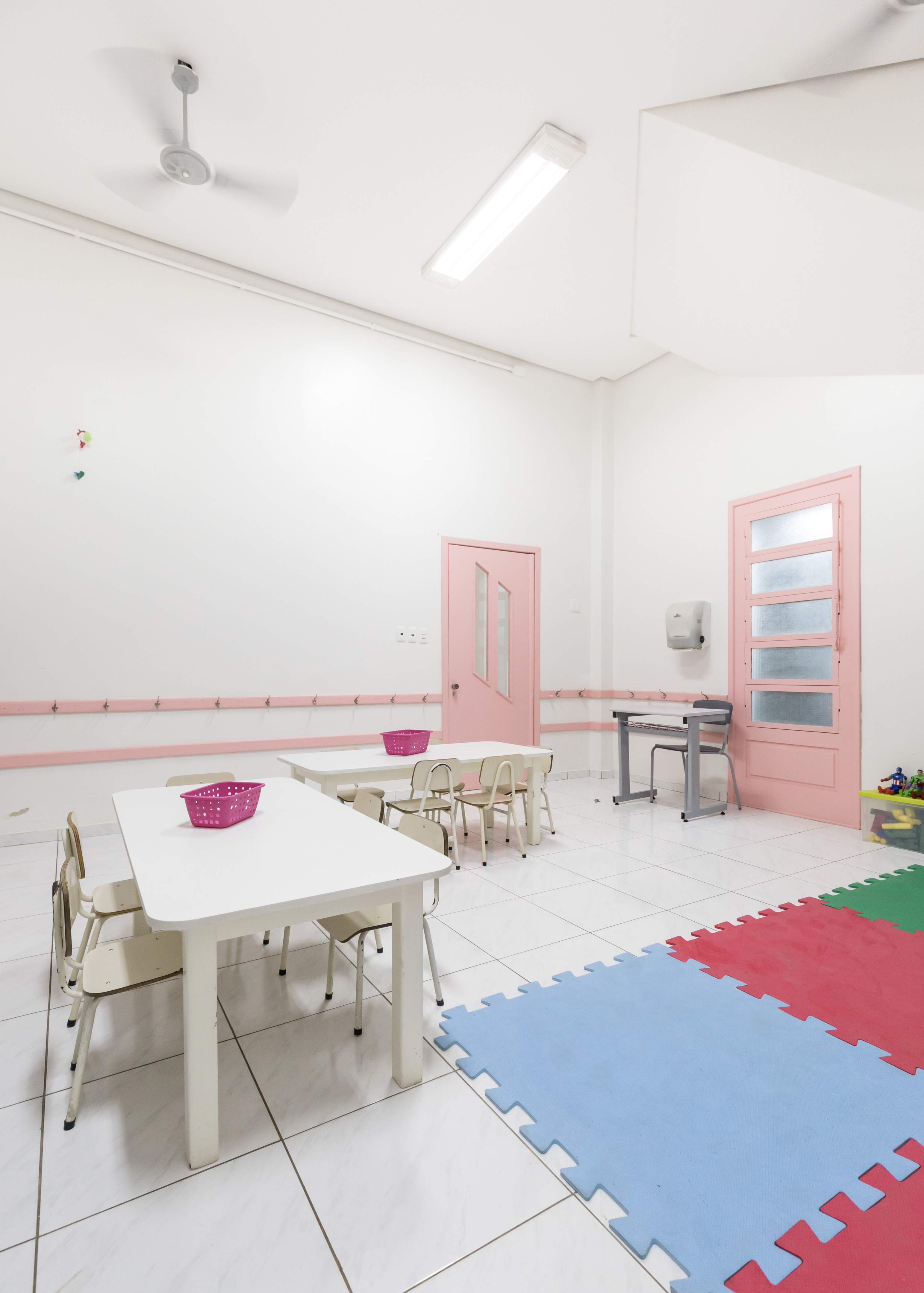 巴西幼儿园色彩斑斓的空间设计-39