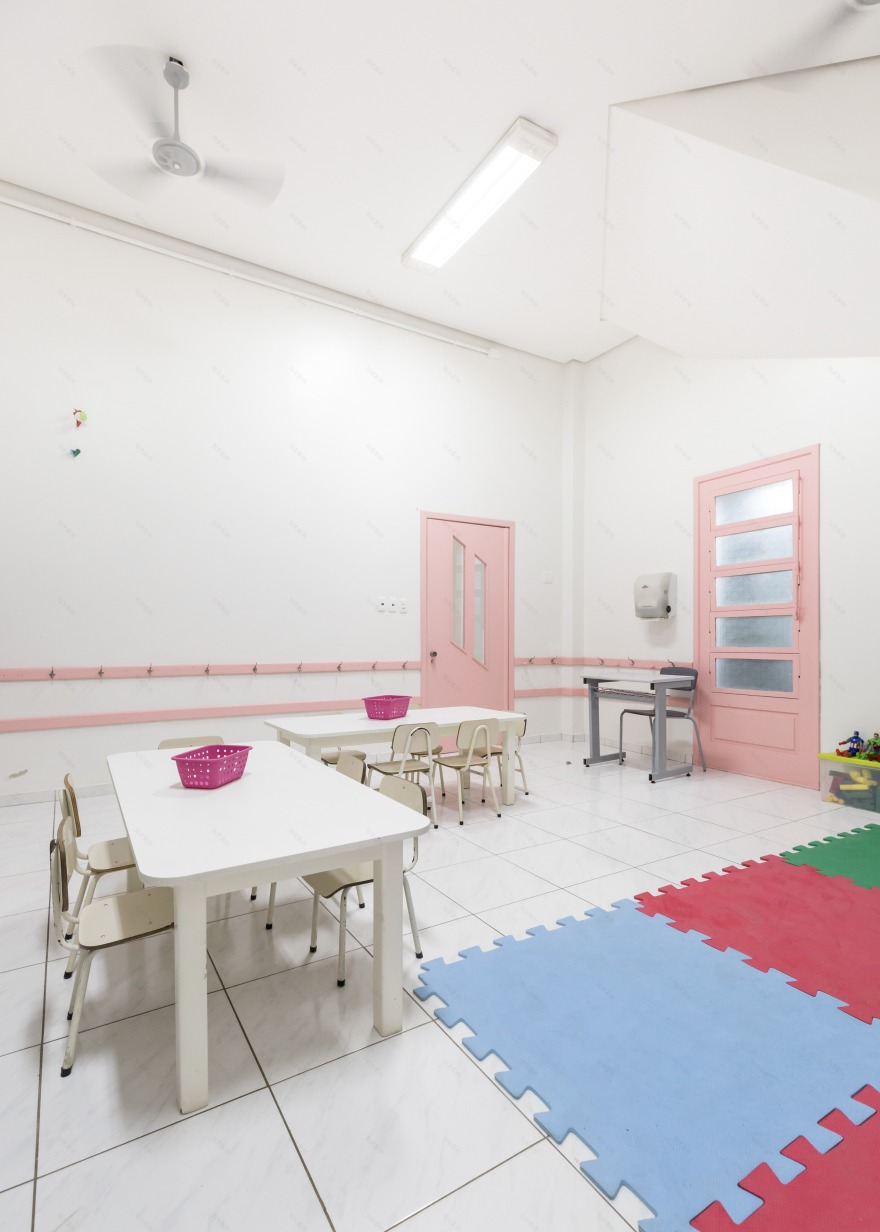 巴西幼儿园色彩斑斓的空间设计-39