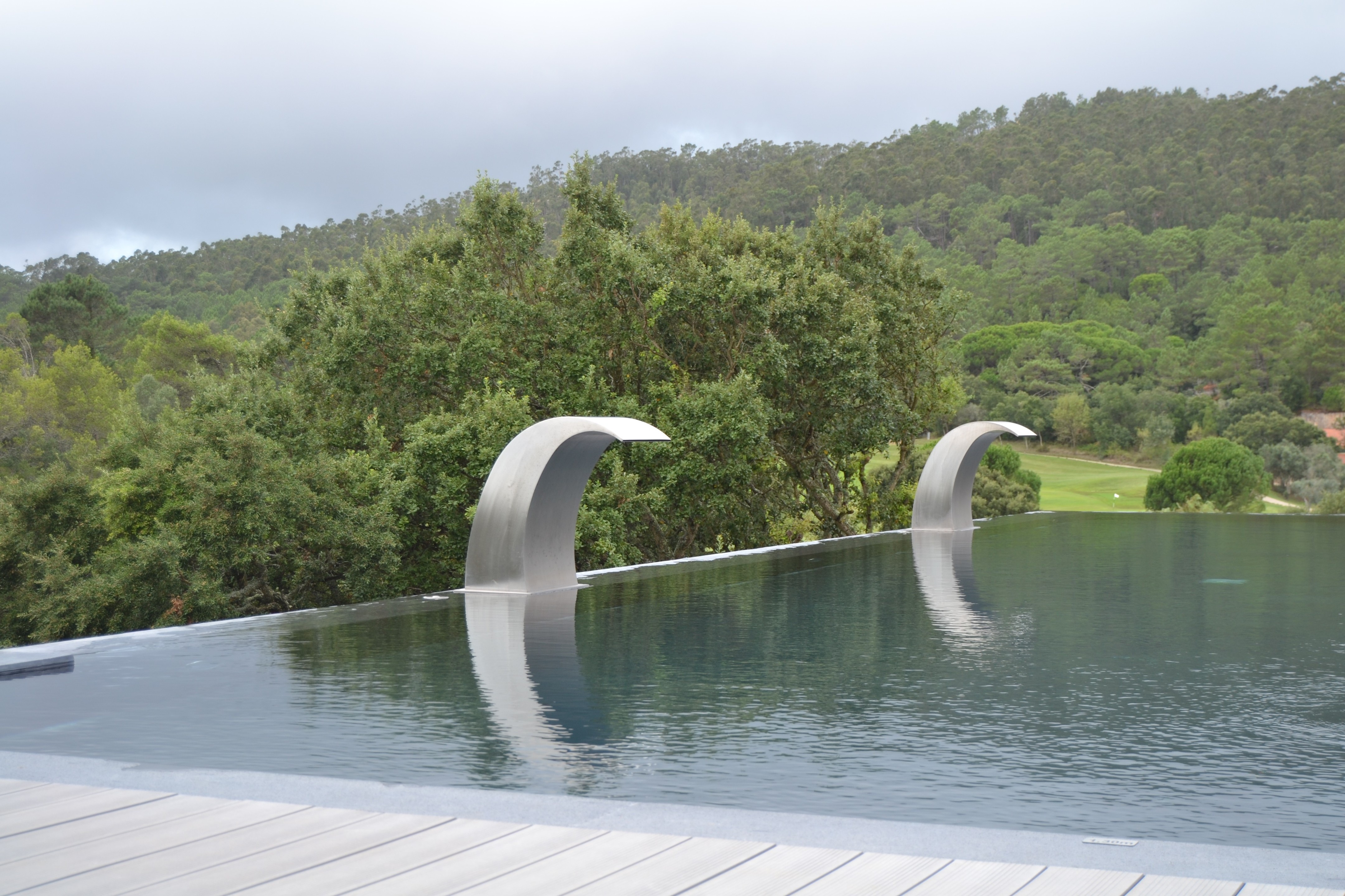 惊艳的 9 米高悬浮泳池设计-7