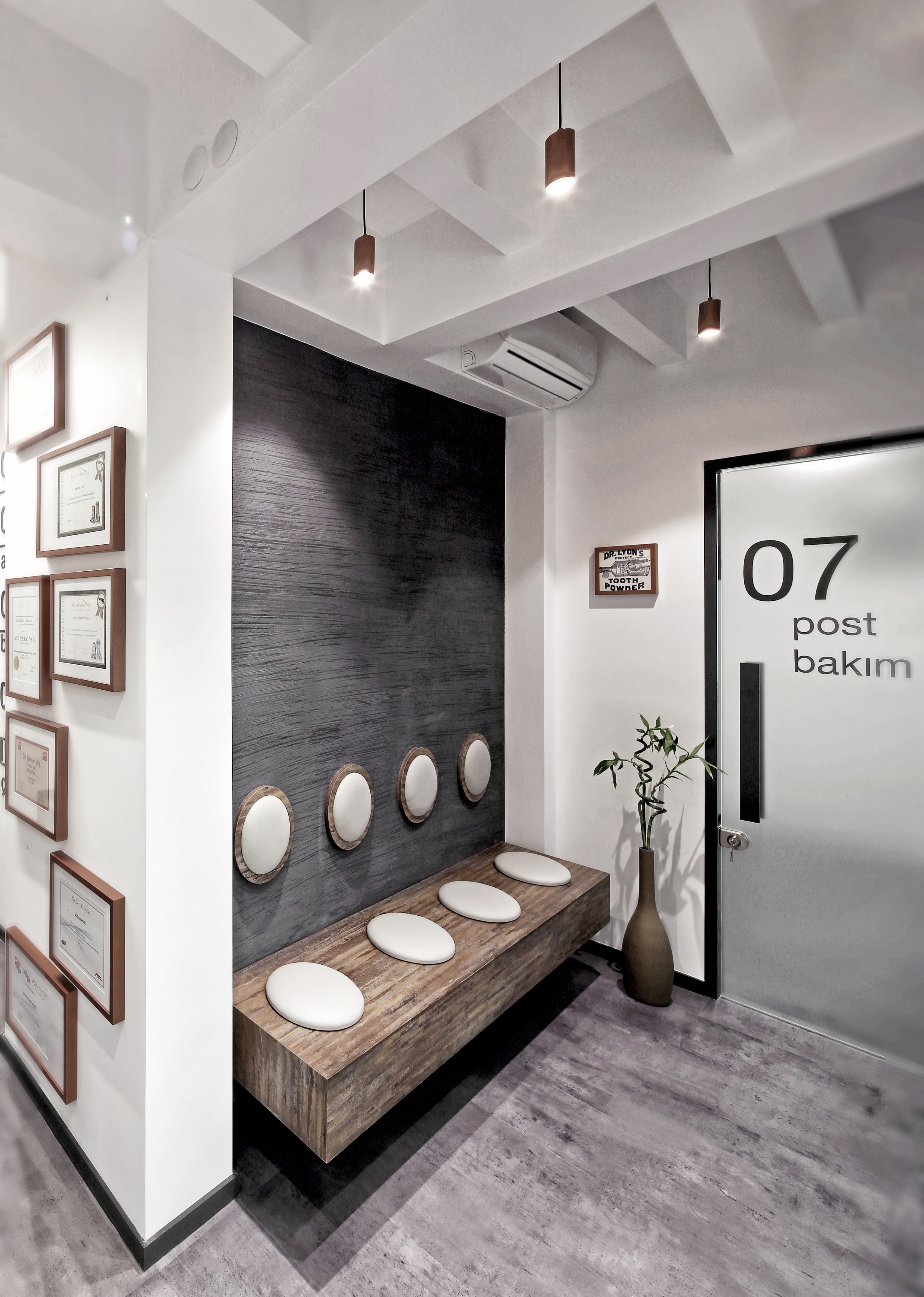 温暖材料与自然光打造的舒适医疗空间-9