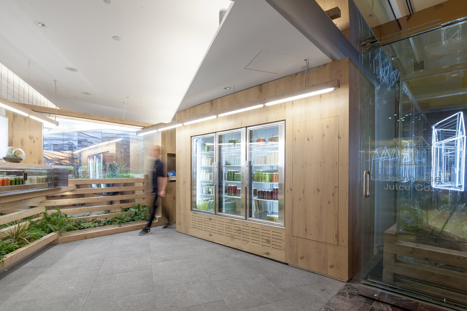 千克工作室为多伦多果汁吧设计雪松内饰-2