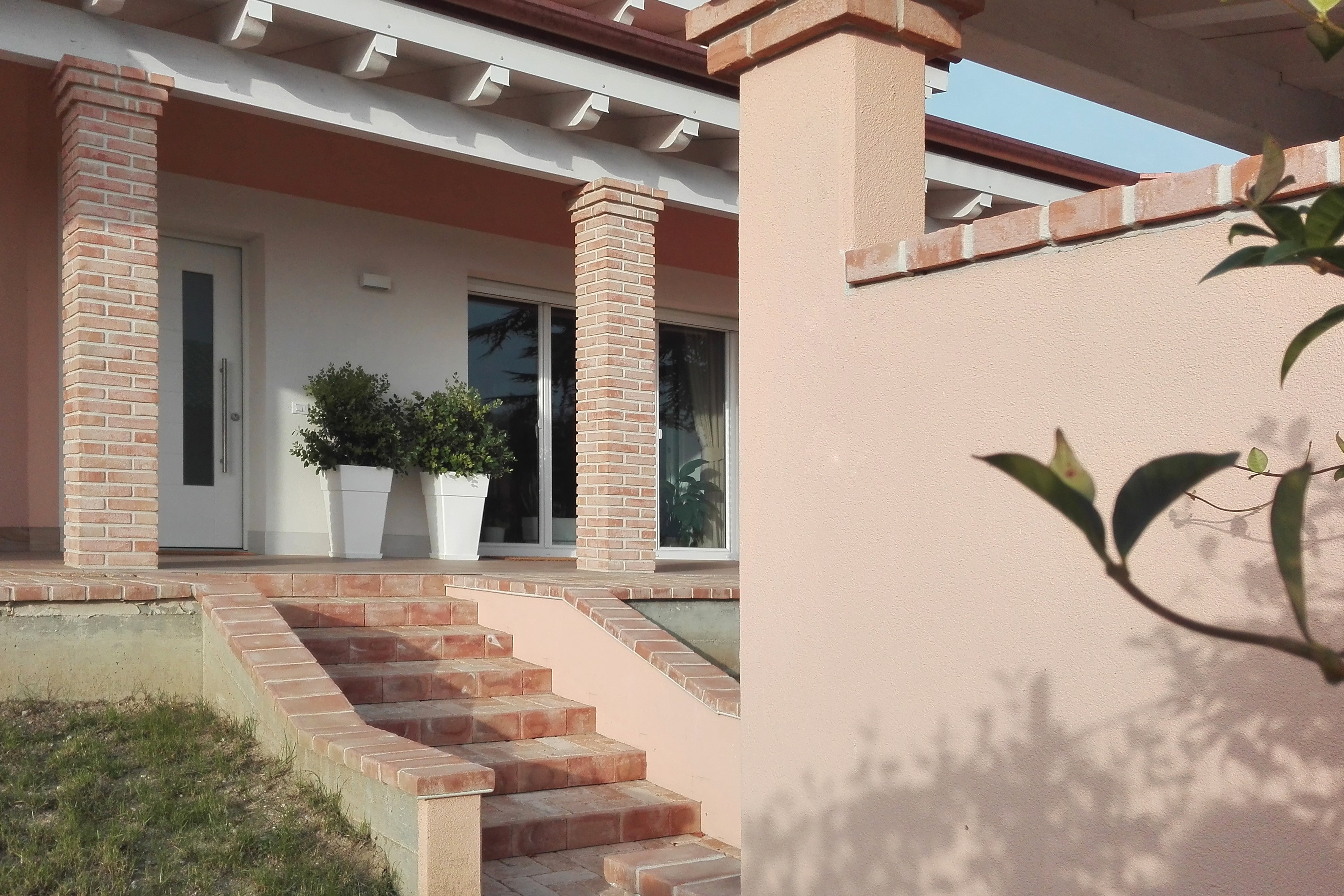 绿色山丘中的家庭住宅 T-4