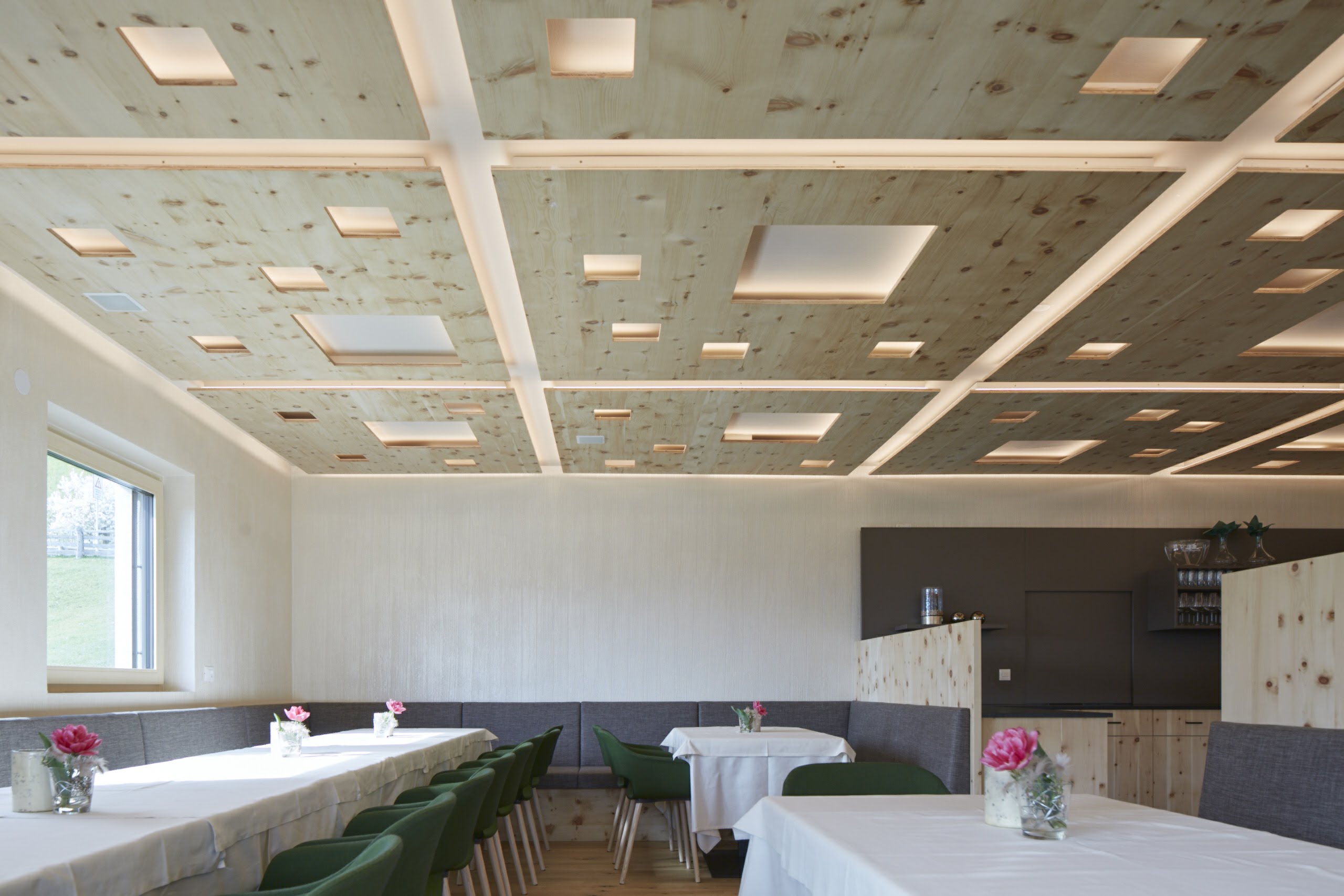 高山上的豪华餐厅-23