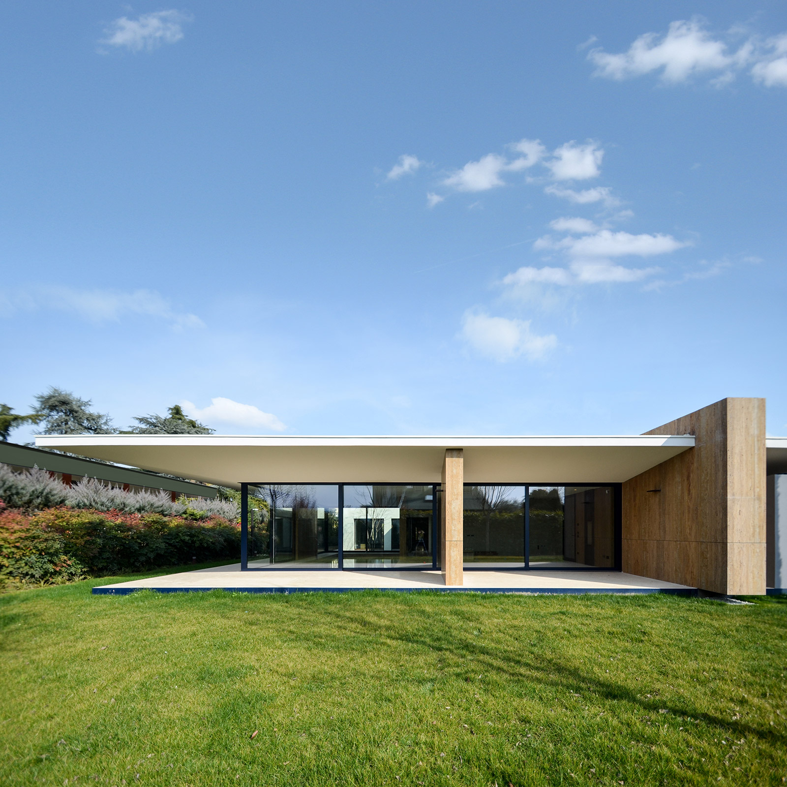 2018 年完成的意大利 60 年代住宅翻新设计-1