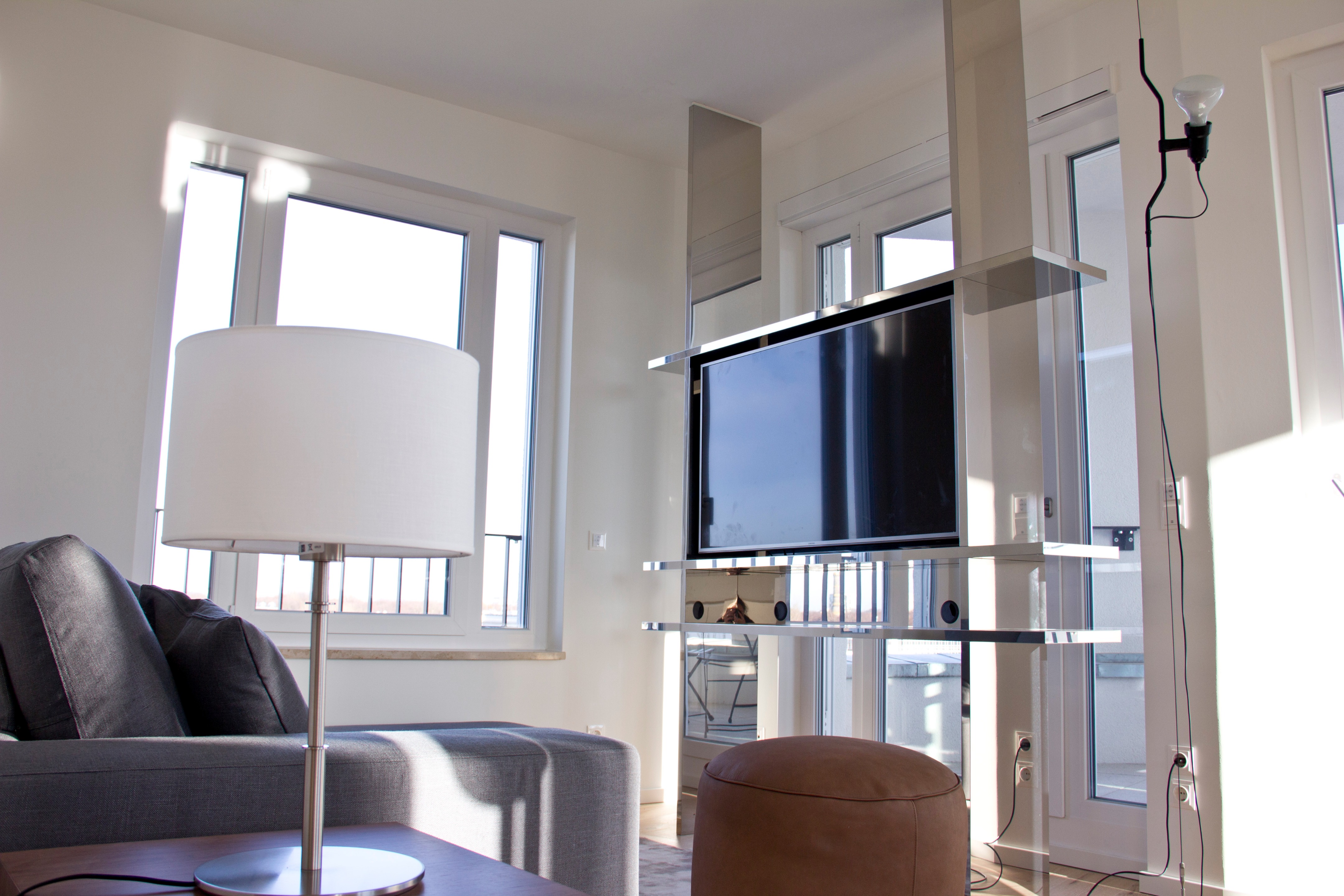 柏林中心顶层公寓的现代意式设计-0