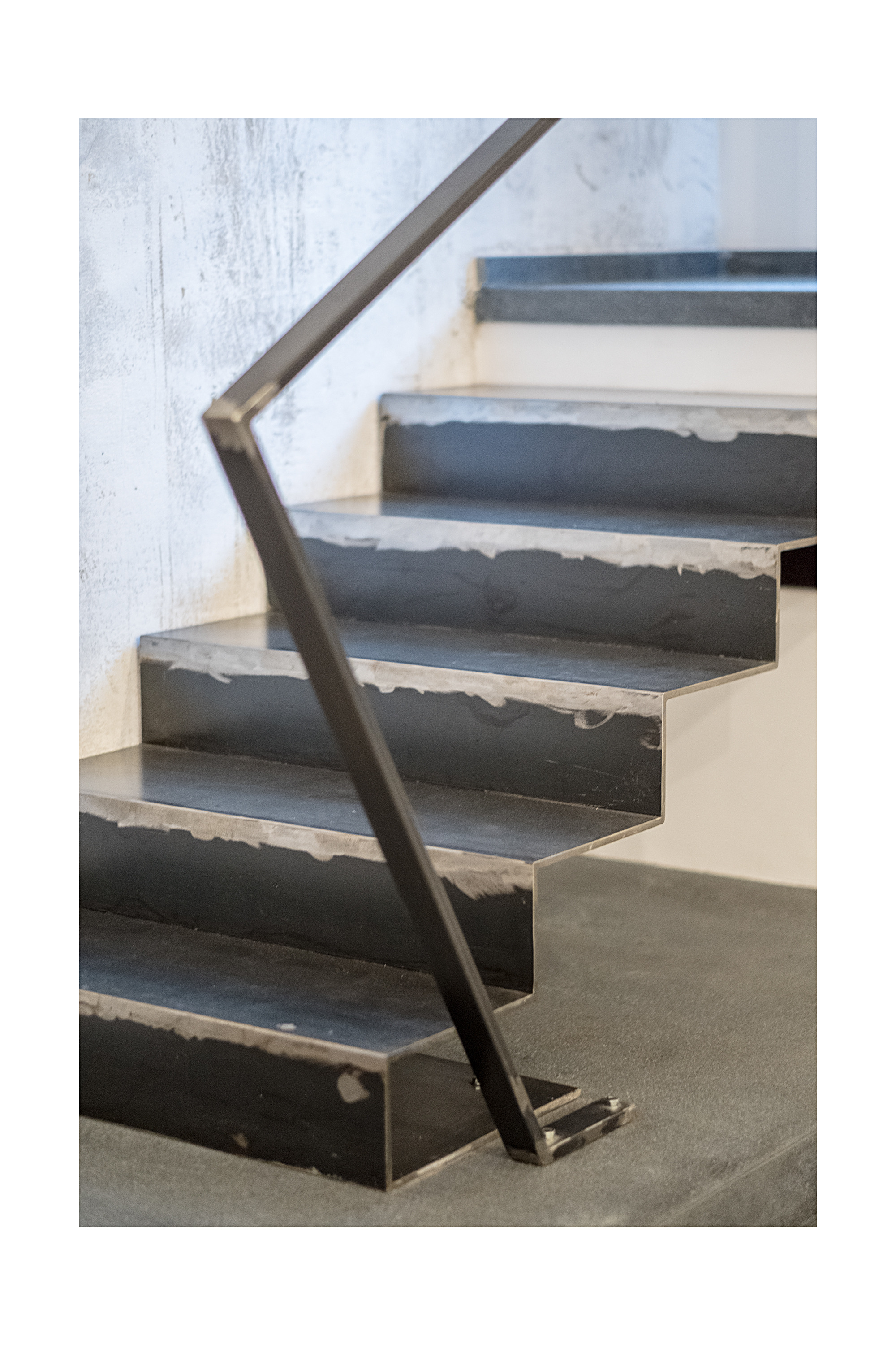 2018 年工业风黑色公寓设计-6