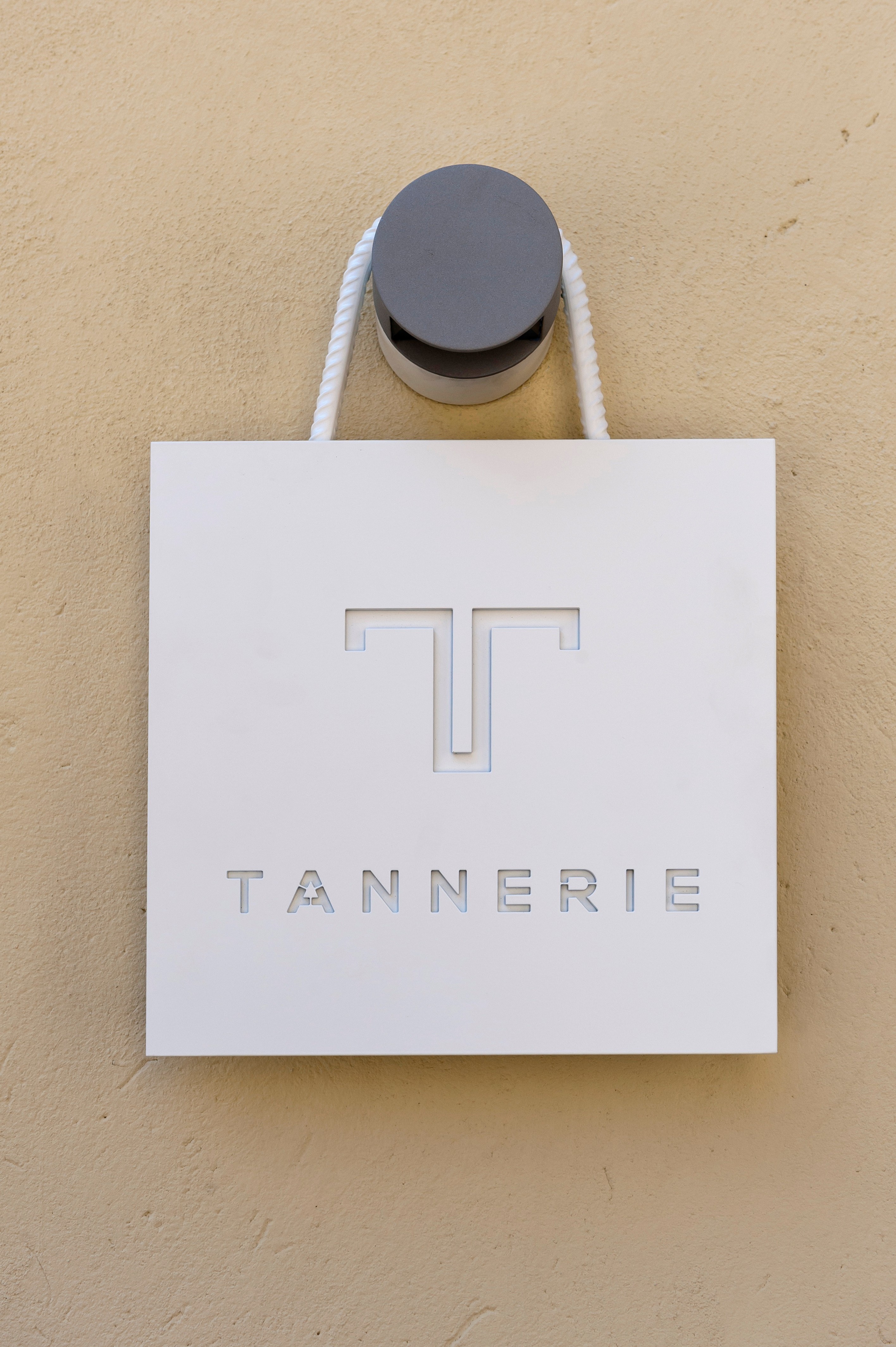 La Tannerie 皮具展示店室内设计-11