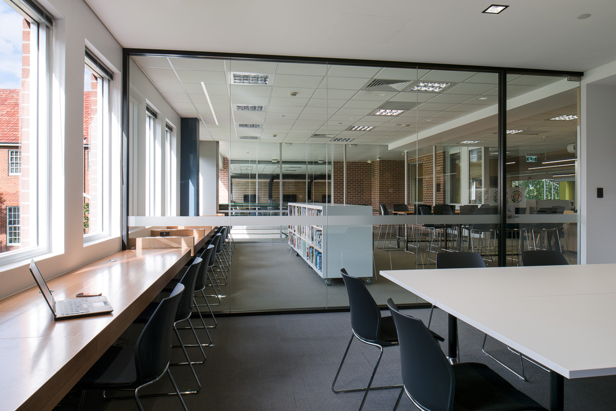 三一文法学校霍尔特信息中心和图书馆-10