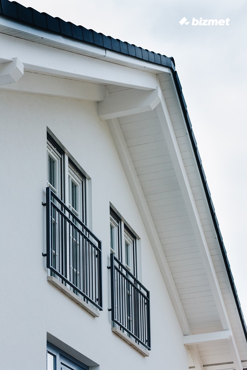 2016 年完工的木质门窗、车库门与砂岩窗台单户住宅-14