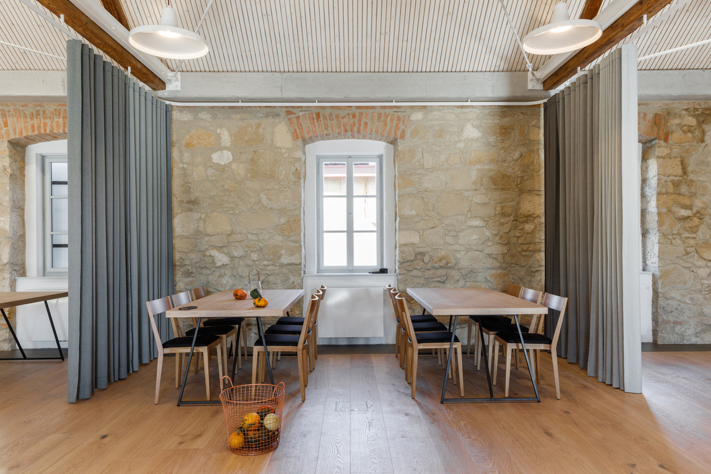 废弃奶牛场转型功能厅,历史与创新的完美结合-22