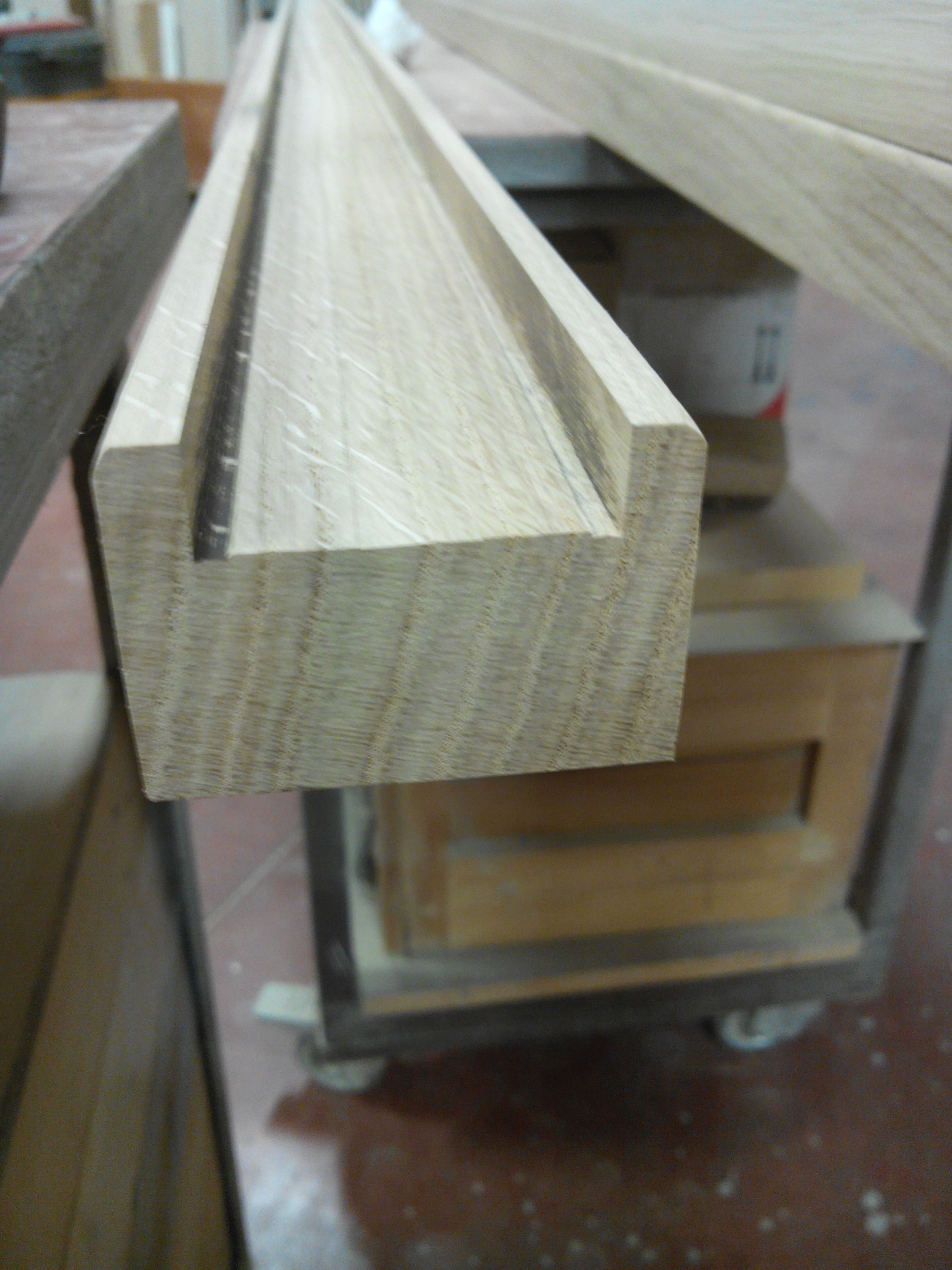 实木楼梯扶手，打造精致共管公寓空间-5