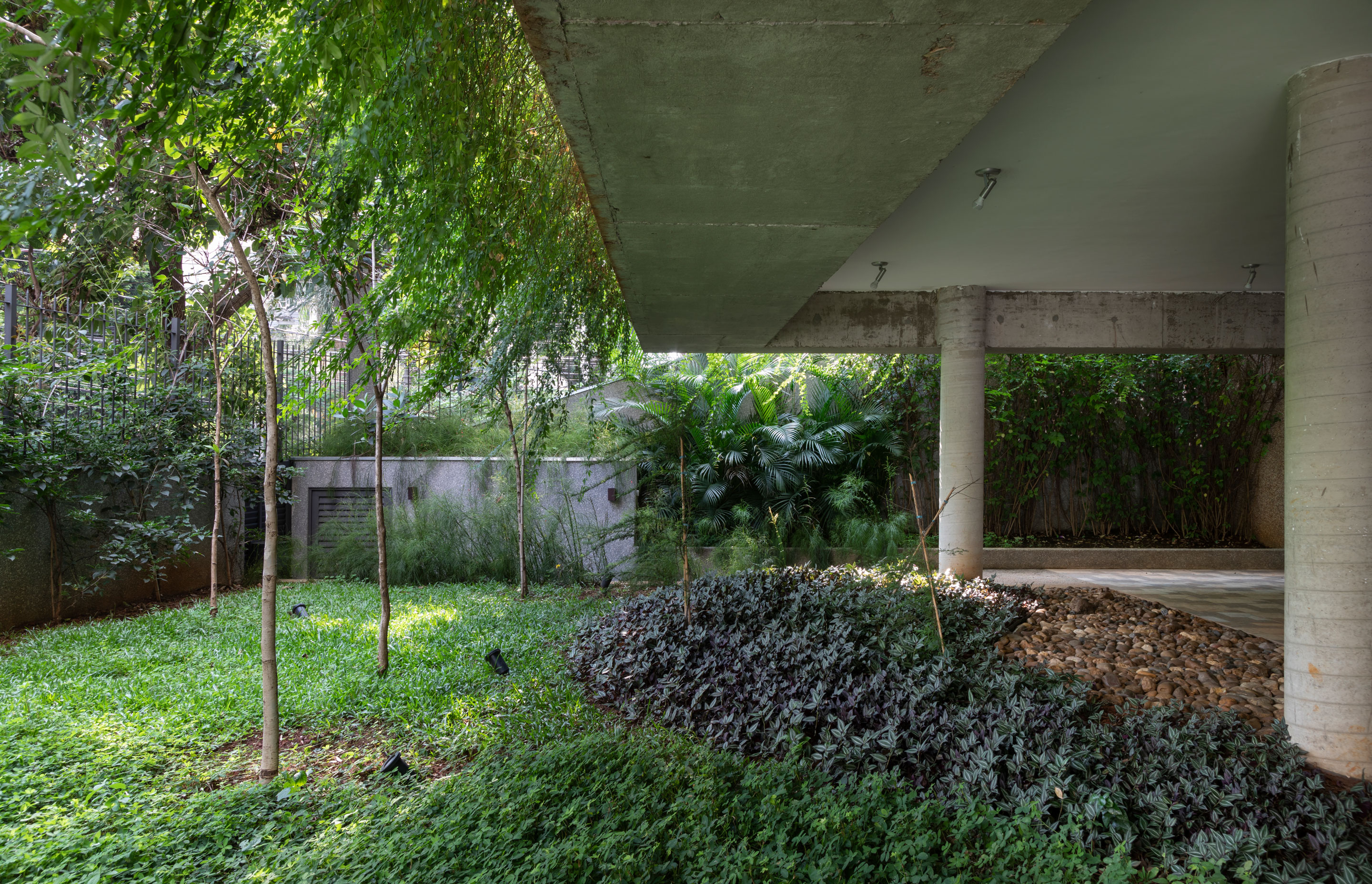 巴西绿色住宅楼,绿意盎然与城市景观相融-19