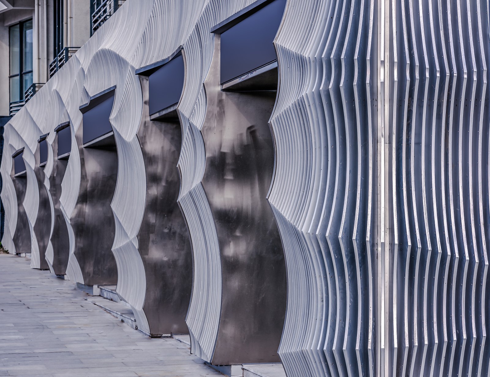 垂直的潮汐 · 东方时尚中心商业立面改造-3