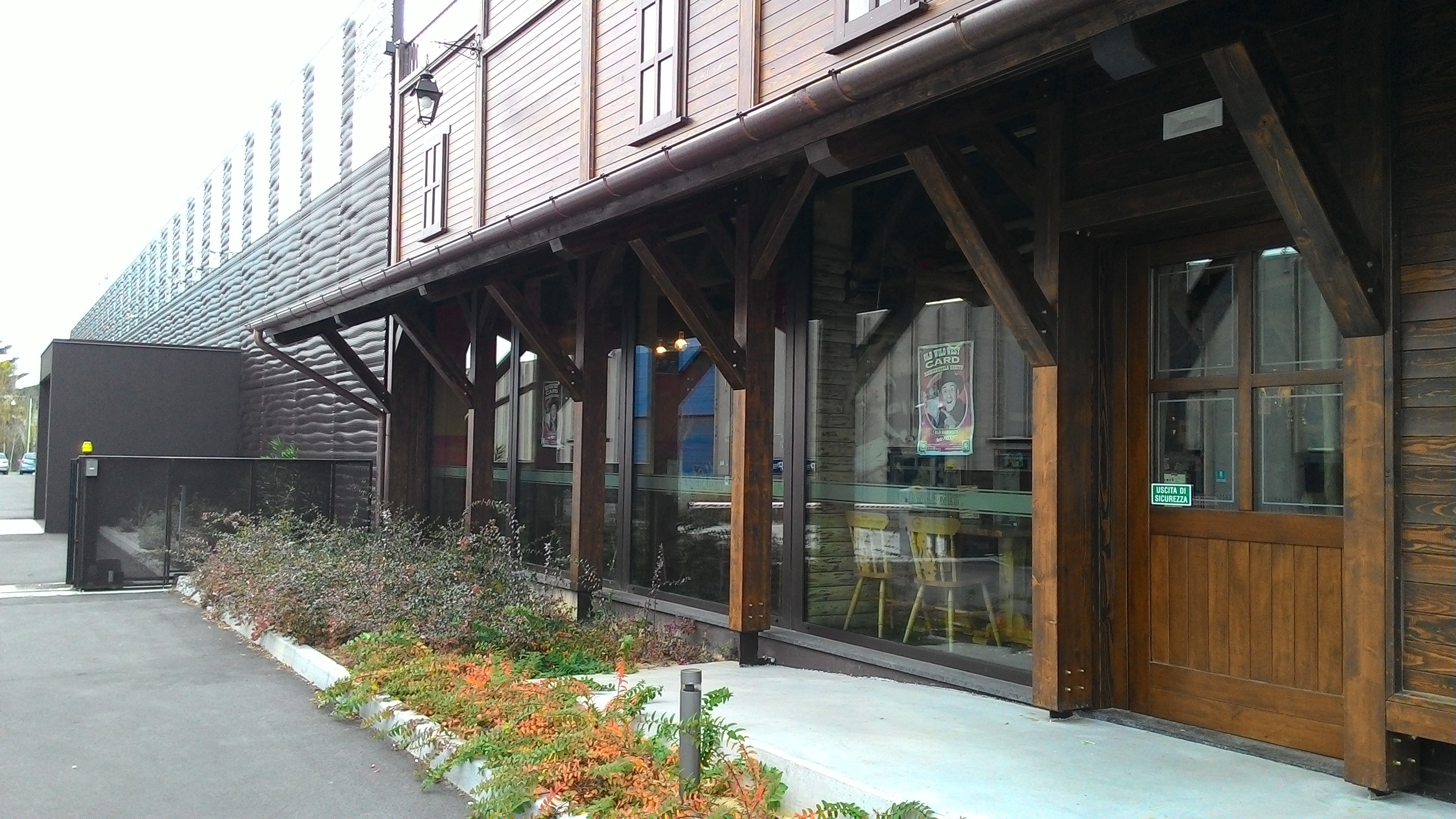 复古工业风融入现代设计，打造独特餐厅空间-8