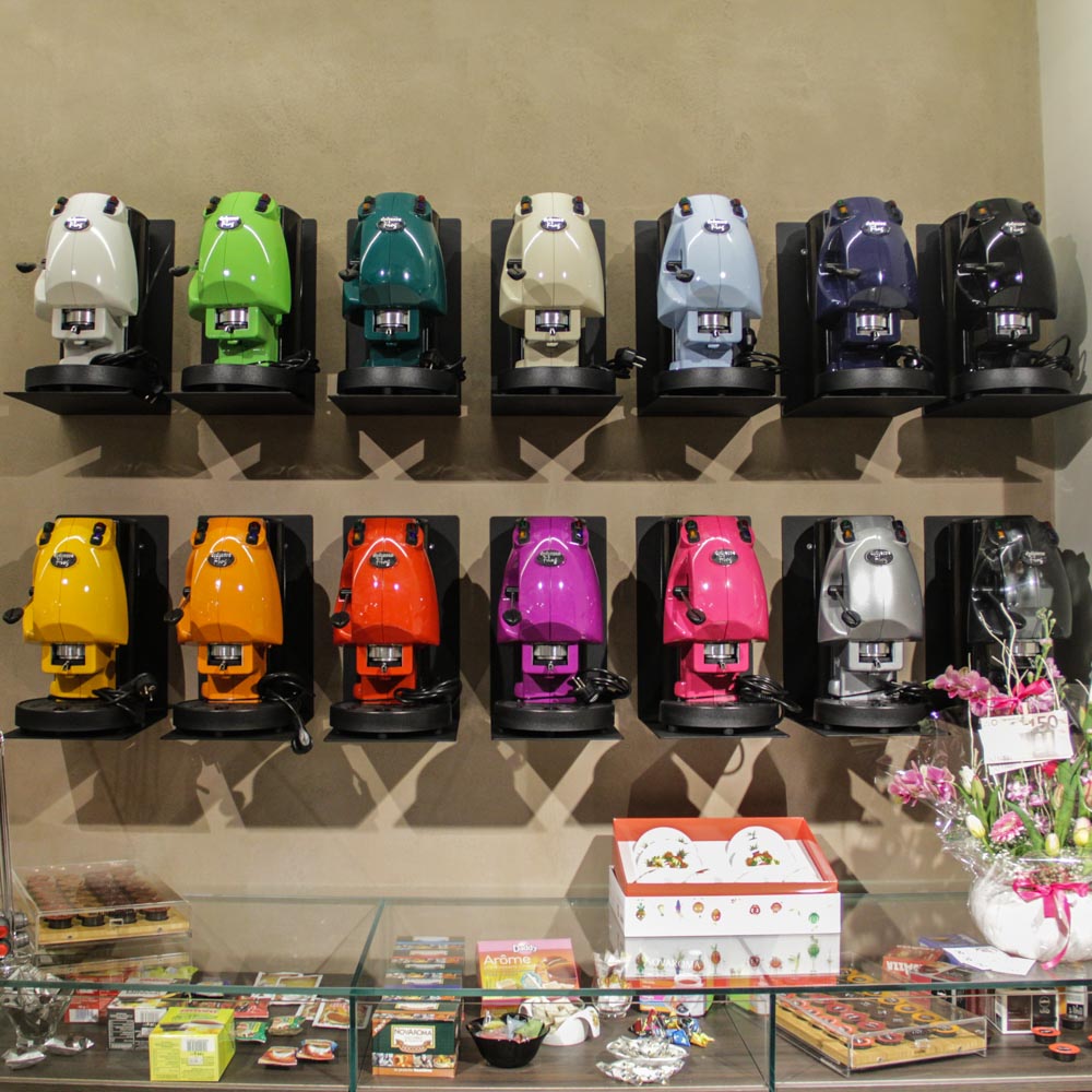 优雅珠宝般的咖啡店设计-1