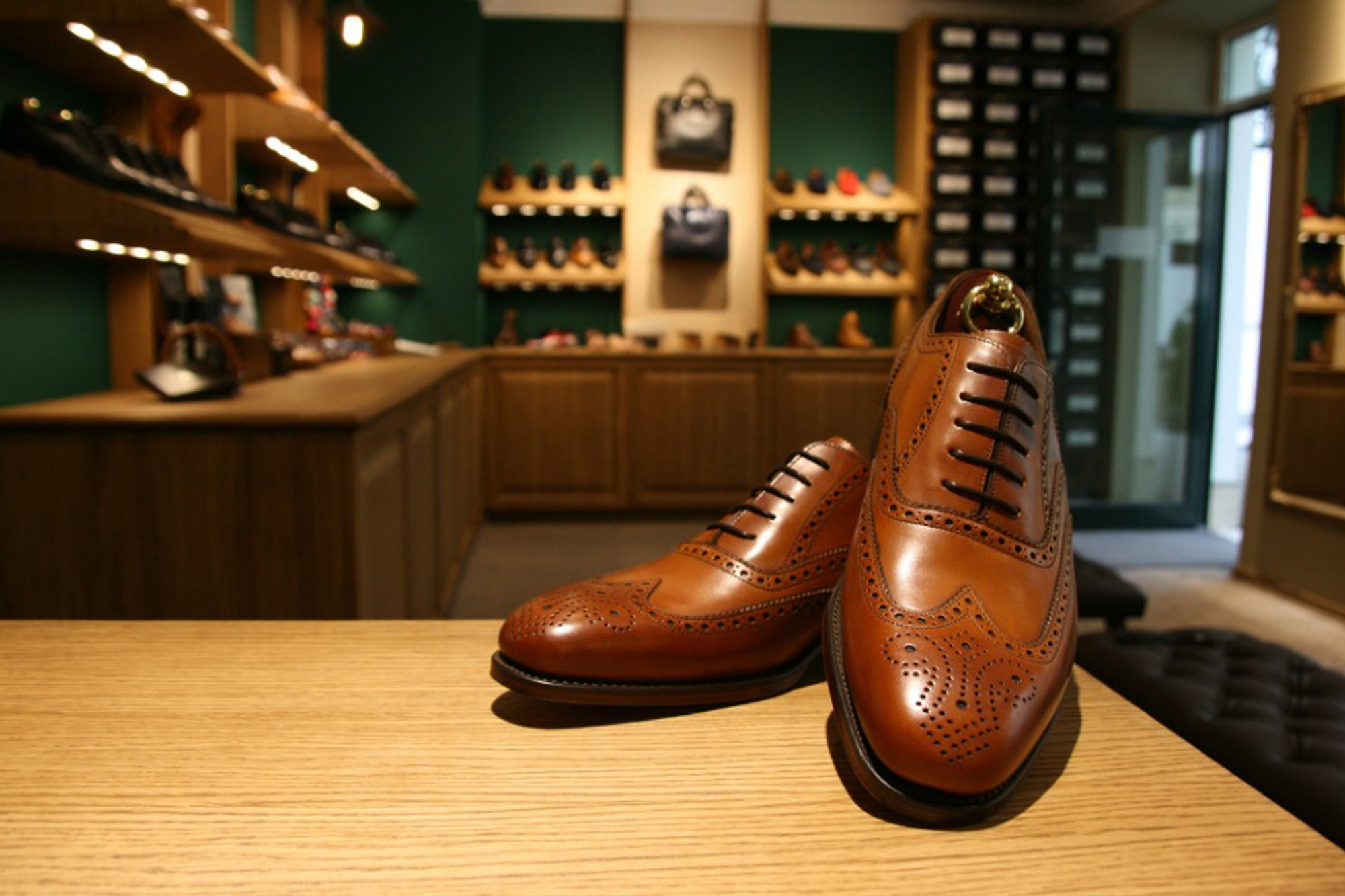 2015 年 Loake Shoemakers 定制店铺设计-23