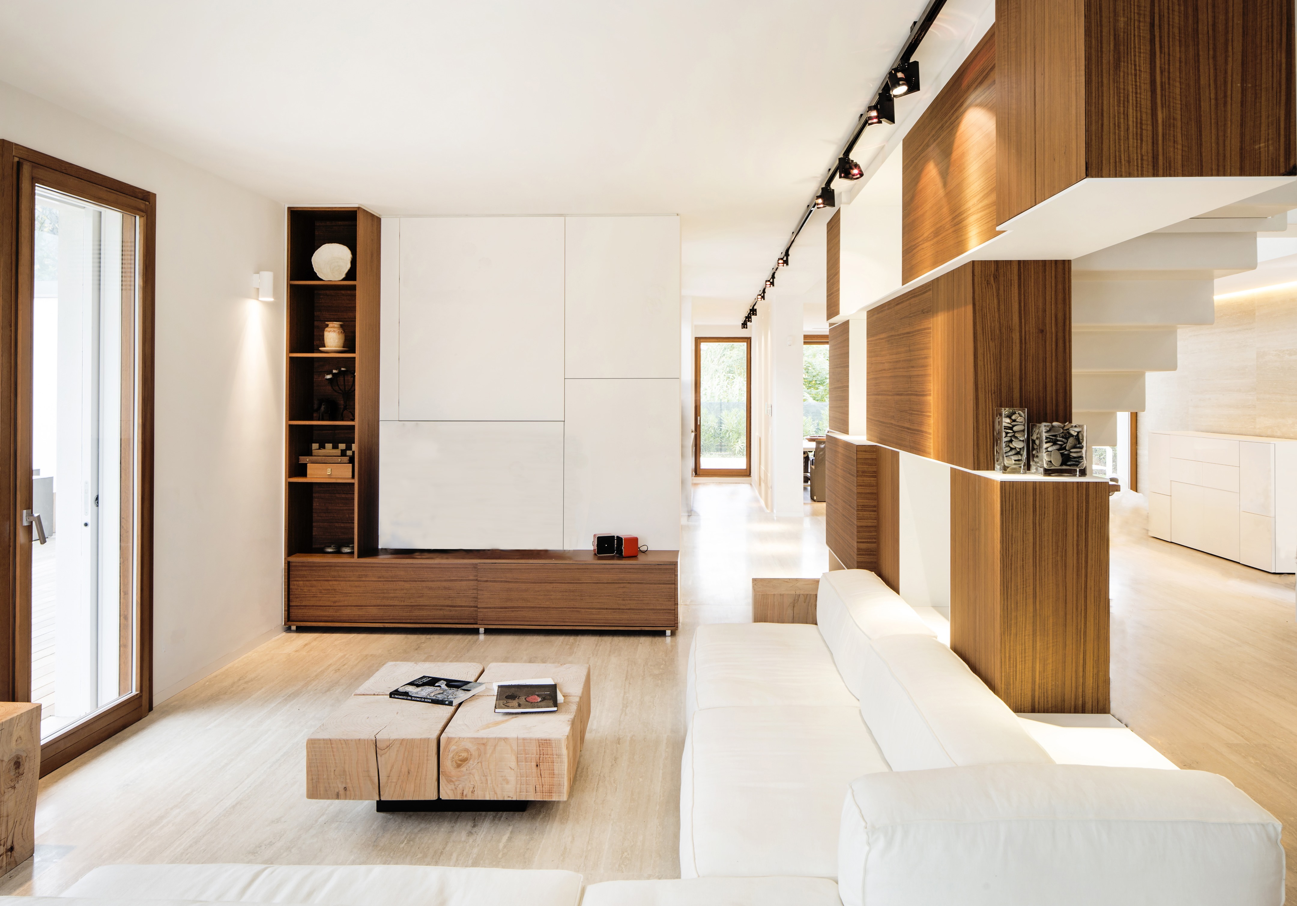 简练纯粹,自然光影交织的意大利别墅设计-11