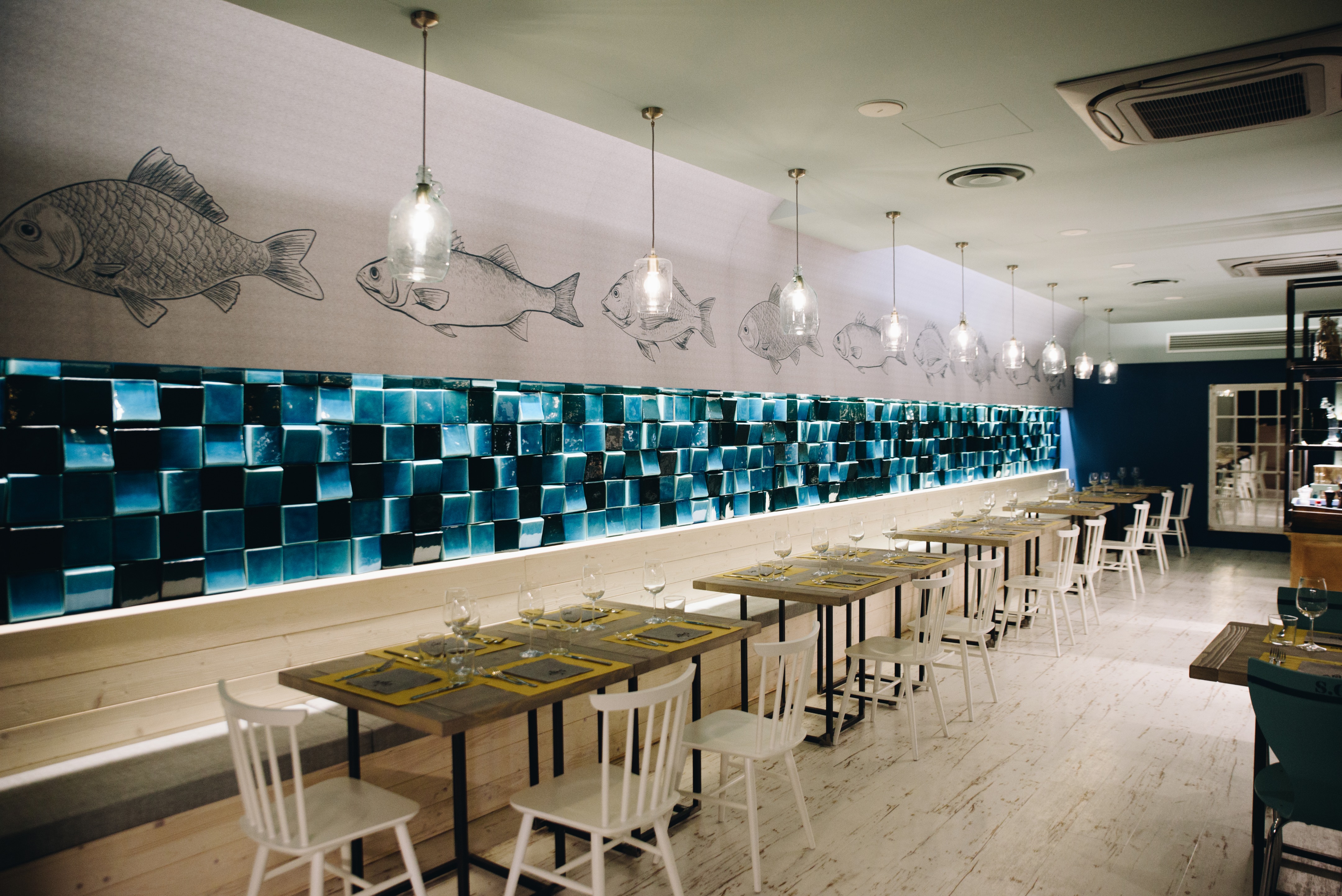 海洋主题餐厅的定制瓷砖艺术-2