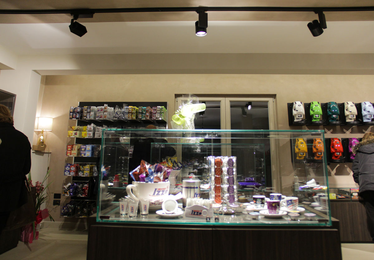 优雅珠宝般的咖啡店设计-11