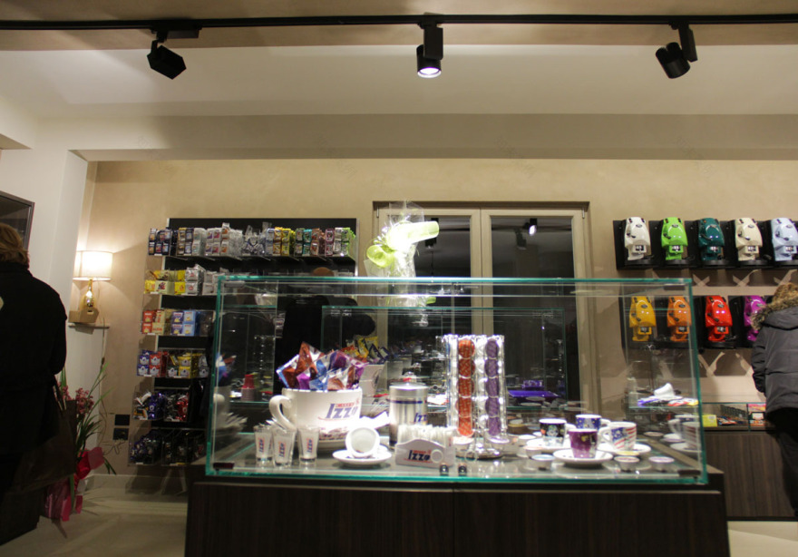 优雅珠宝般的咖啡店设计-11