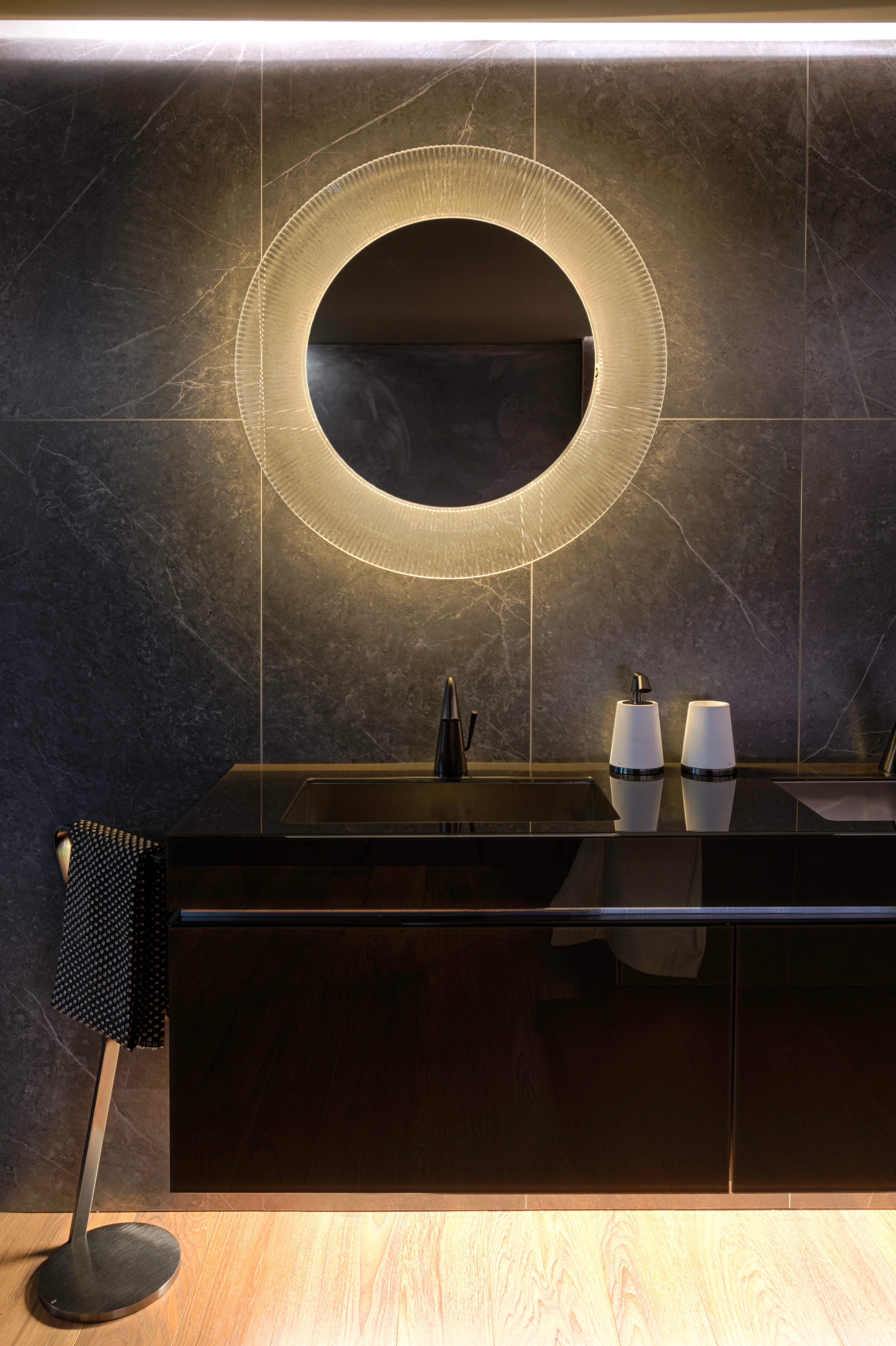 Akua Showroom 打造现代卫浴空间，自然元素与功能的完美结合-4