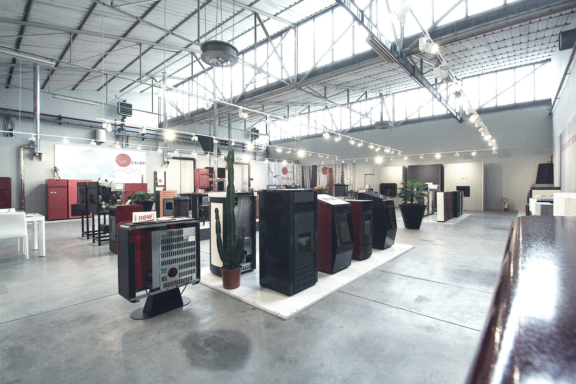 工业风 Eva Calor 展示厅,现代与高效并重-0