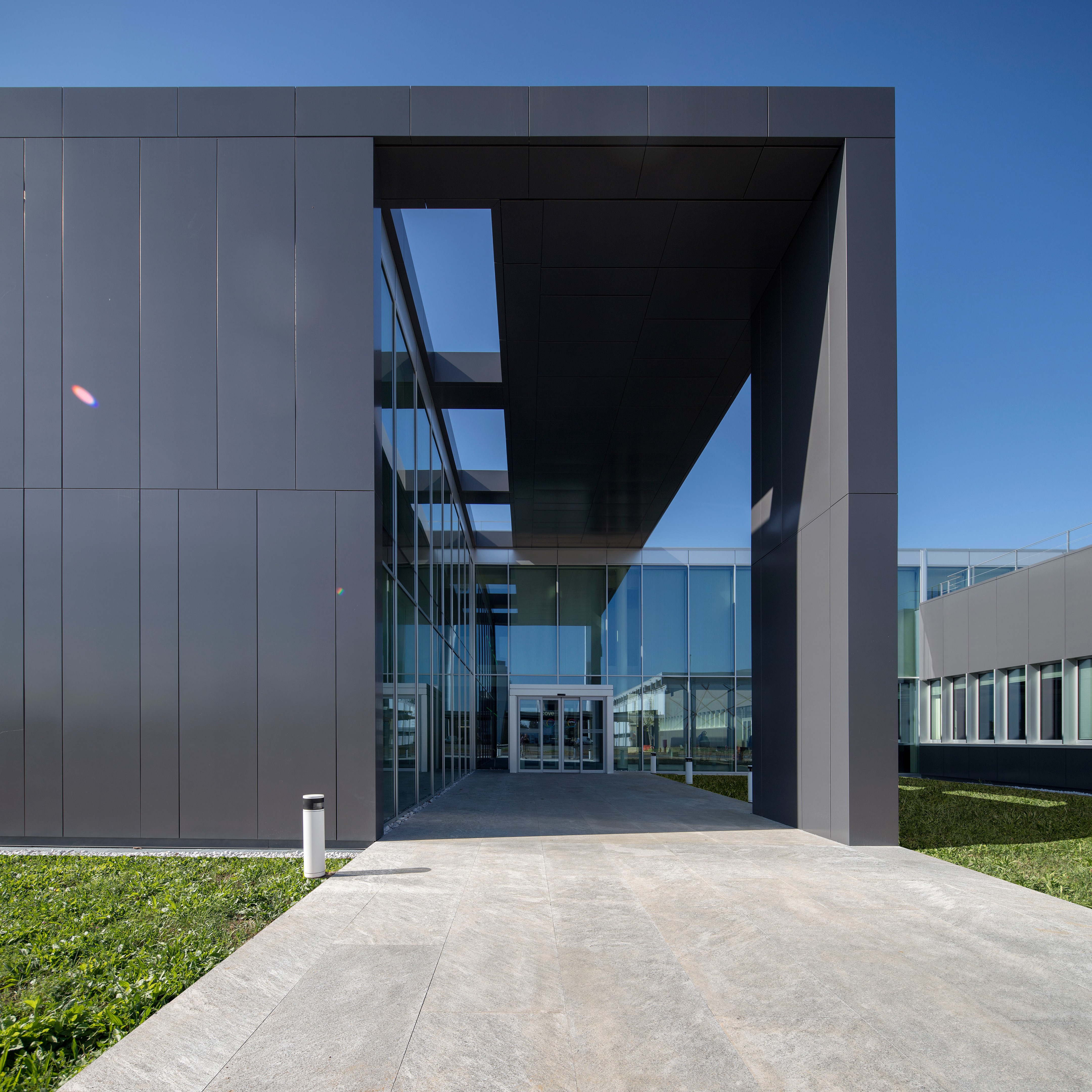 意大利 Filago 总部大楼，双高玻璃连廊与绿意花园的设计魅力-2