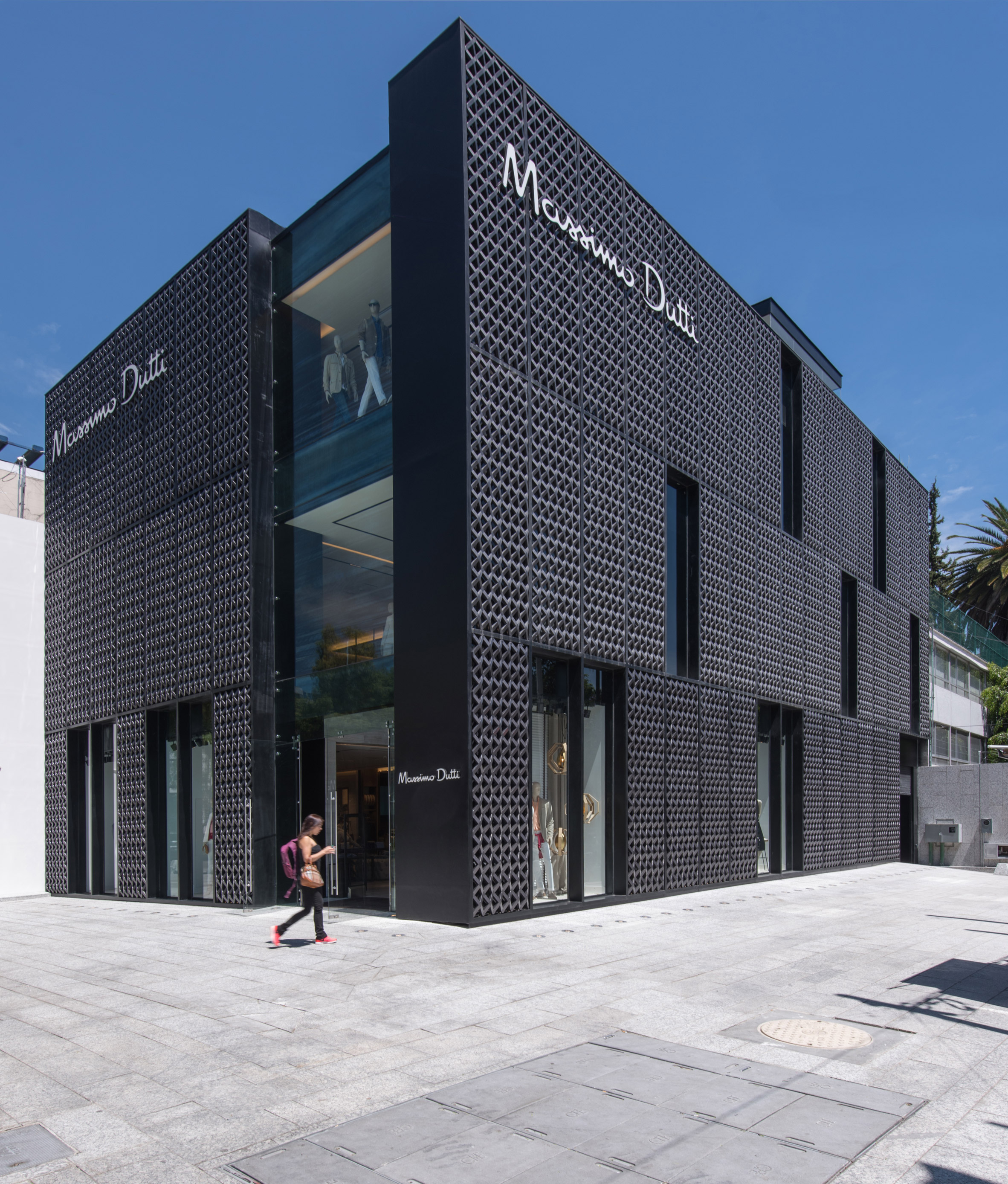 墨西哥城 Massimo Dutti 精品店 | 玻璃纤维与金属的时尚拼接-3